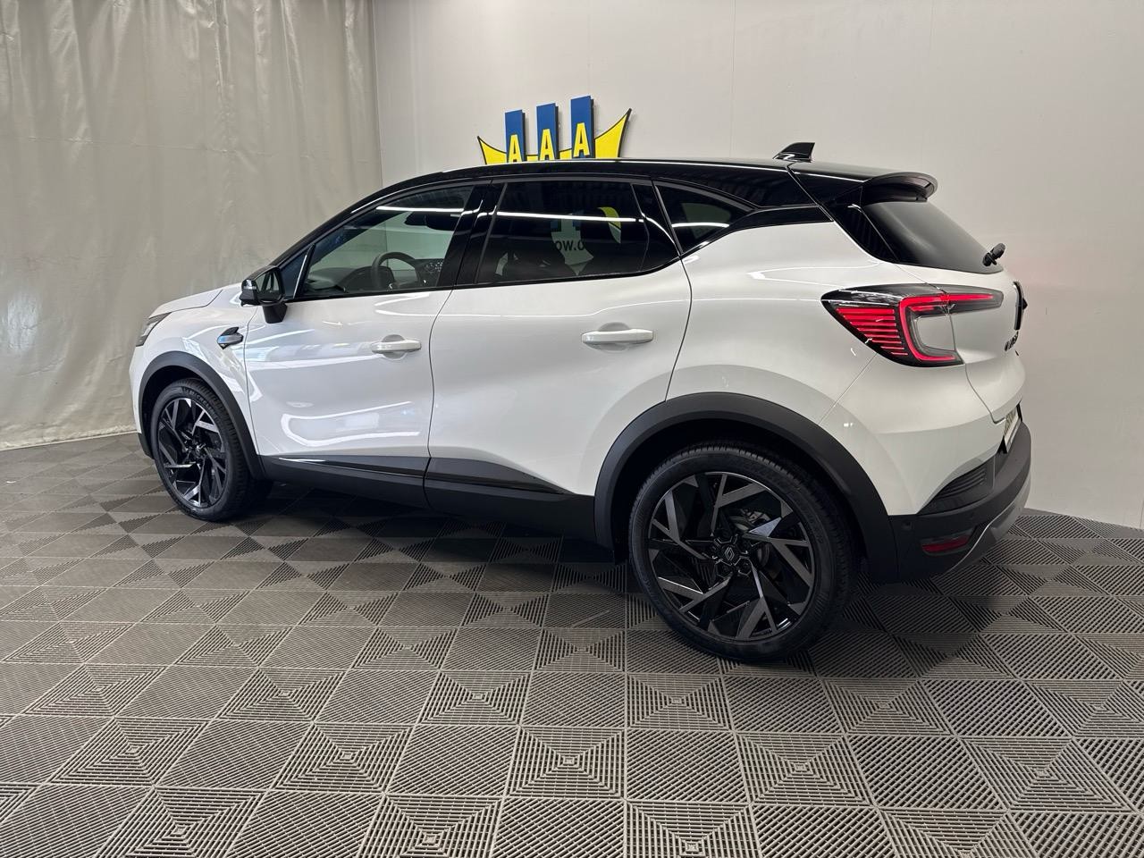 RENAULT Captur 1.8 E-Tech 160 Esprit Alpine DHT-showroom-element-1