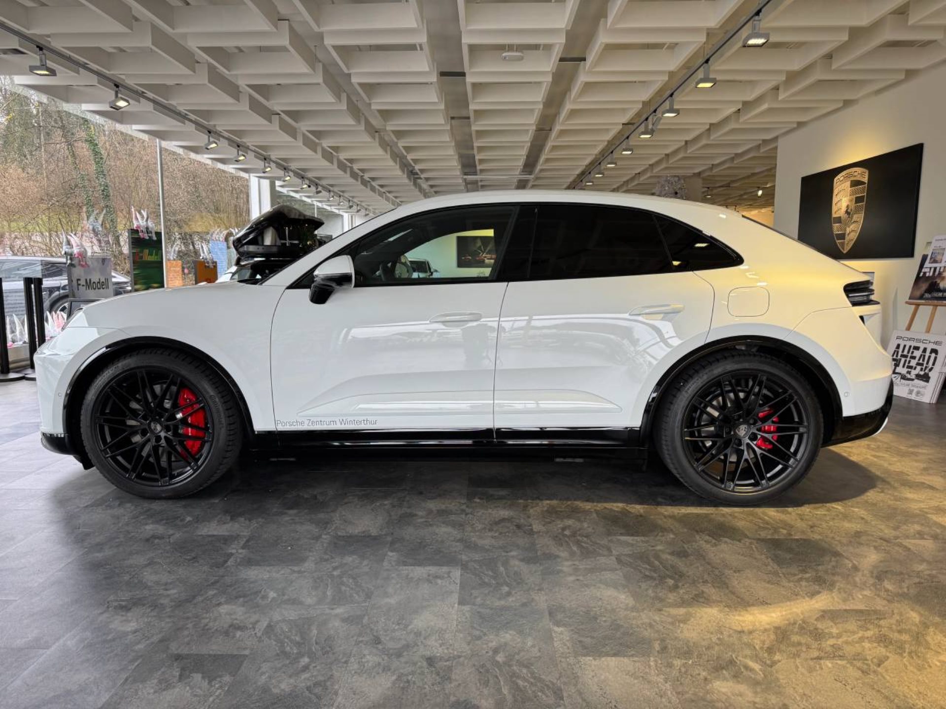 PORSCHE Macan Turbo-showroom-element-1