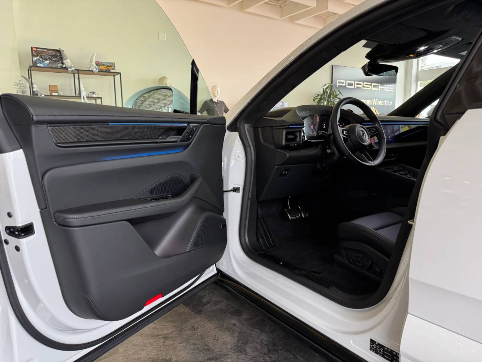 PORSCHE Macan Turbo-showroom-element-3