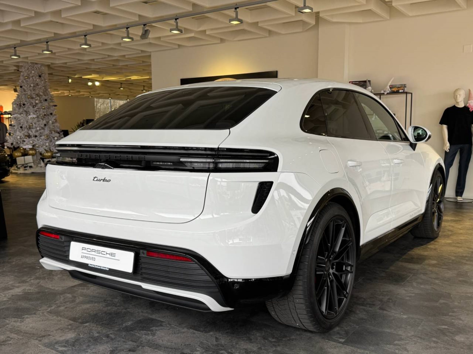 PORSCHE Macan Turbo-showroom-element-2