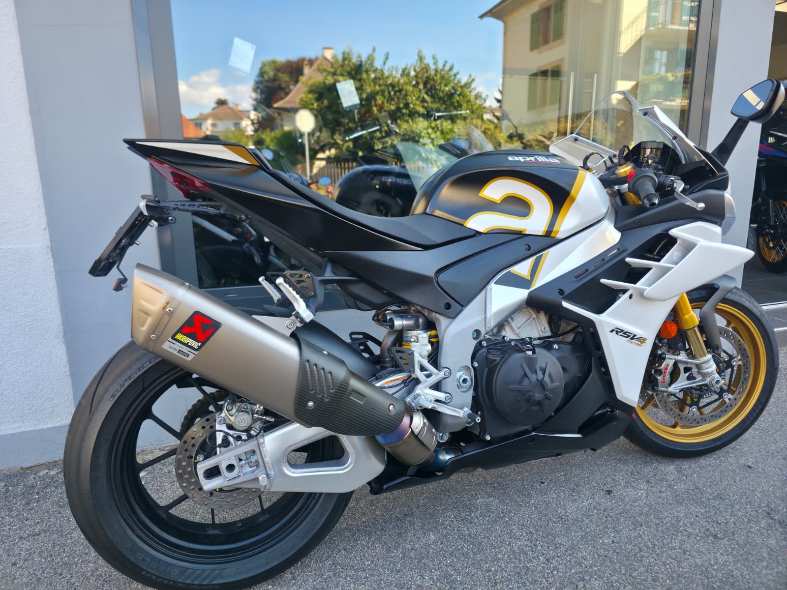 APRILIA RSV4 1100 Factory-image-1
