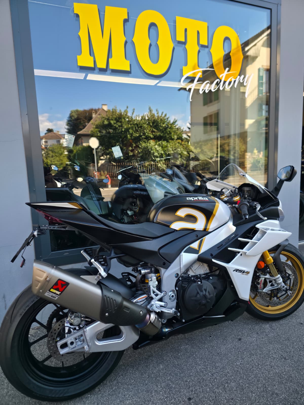APRILIA RSV4 1100 Factory-image-2