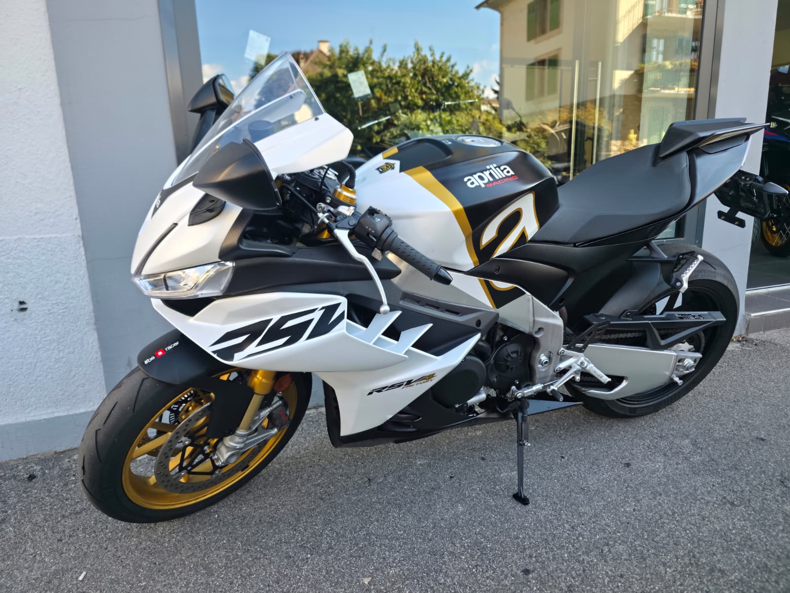 APRILIA RSV4 1100 Factory-image-10
