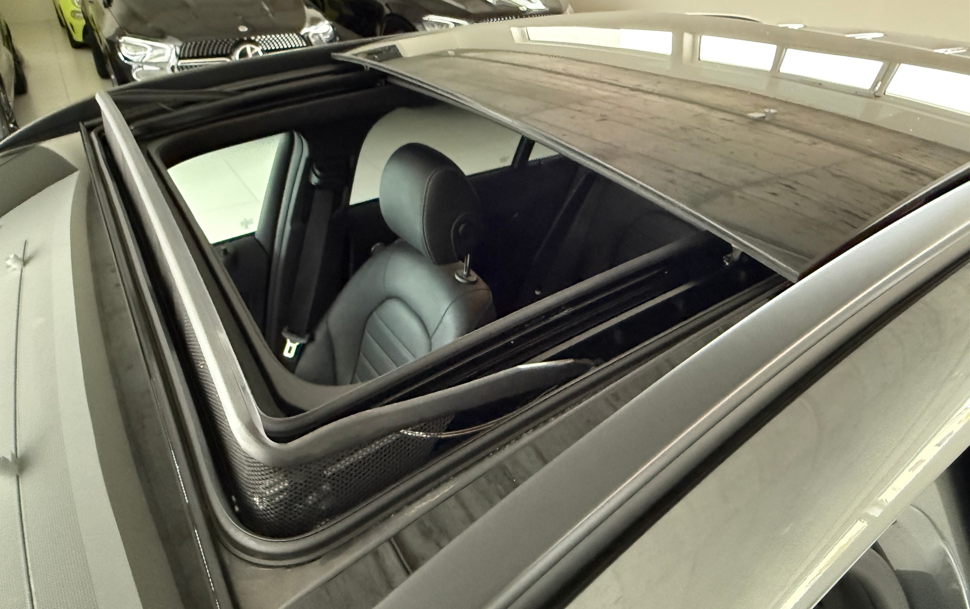 MERCEDES-BENZ GLC 250 d AMG Line 4Matic 9G-Tronic / CH-Fahrzeug / Panoramadach / Distanzregler / 360grd Kamera-showroom-element-2