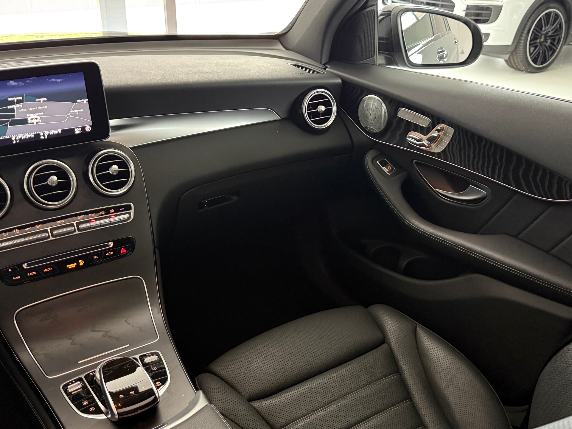 MERCEDES-BENZ GLC 250 d AMG Line 4Matic 9G-Tronic / CH-Fahrzeug / Panoramadach / Distanzregler / 360grd Kamera-image-9