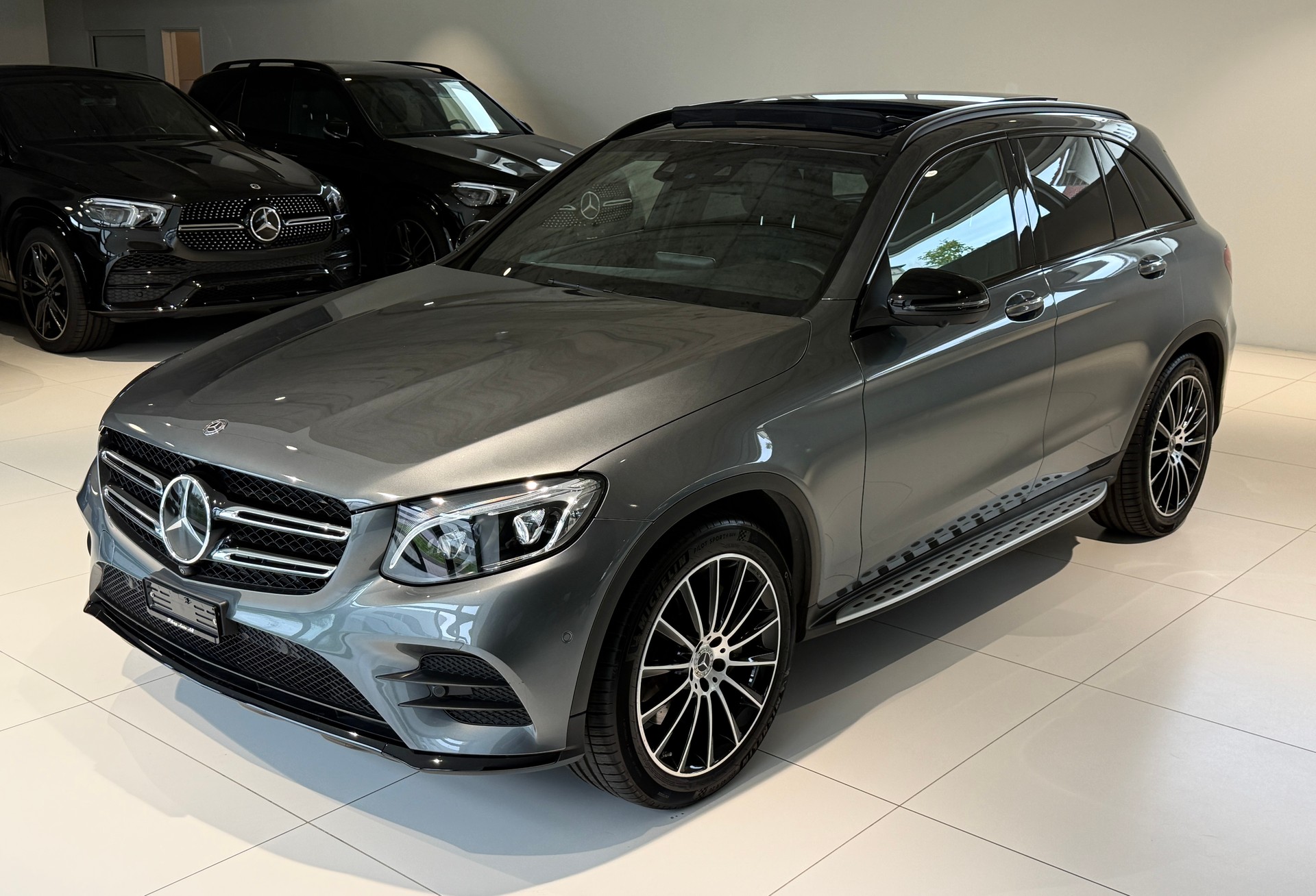 MERCEDES-BENZ GLC 250 d AMG Line 4Matic 9G-Tronic / CH-Fahrzeug / Panoramadach / Distanzregler / 360grd Kamera-showroom-element-3