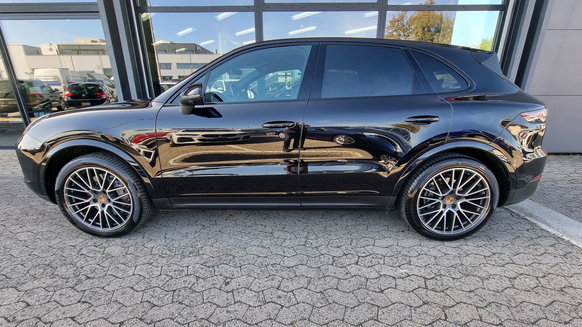 PORSCHE Cayenne S-showroom-element-1