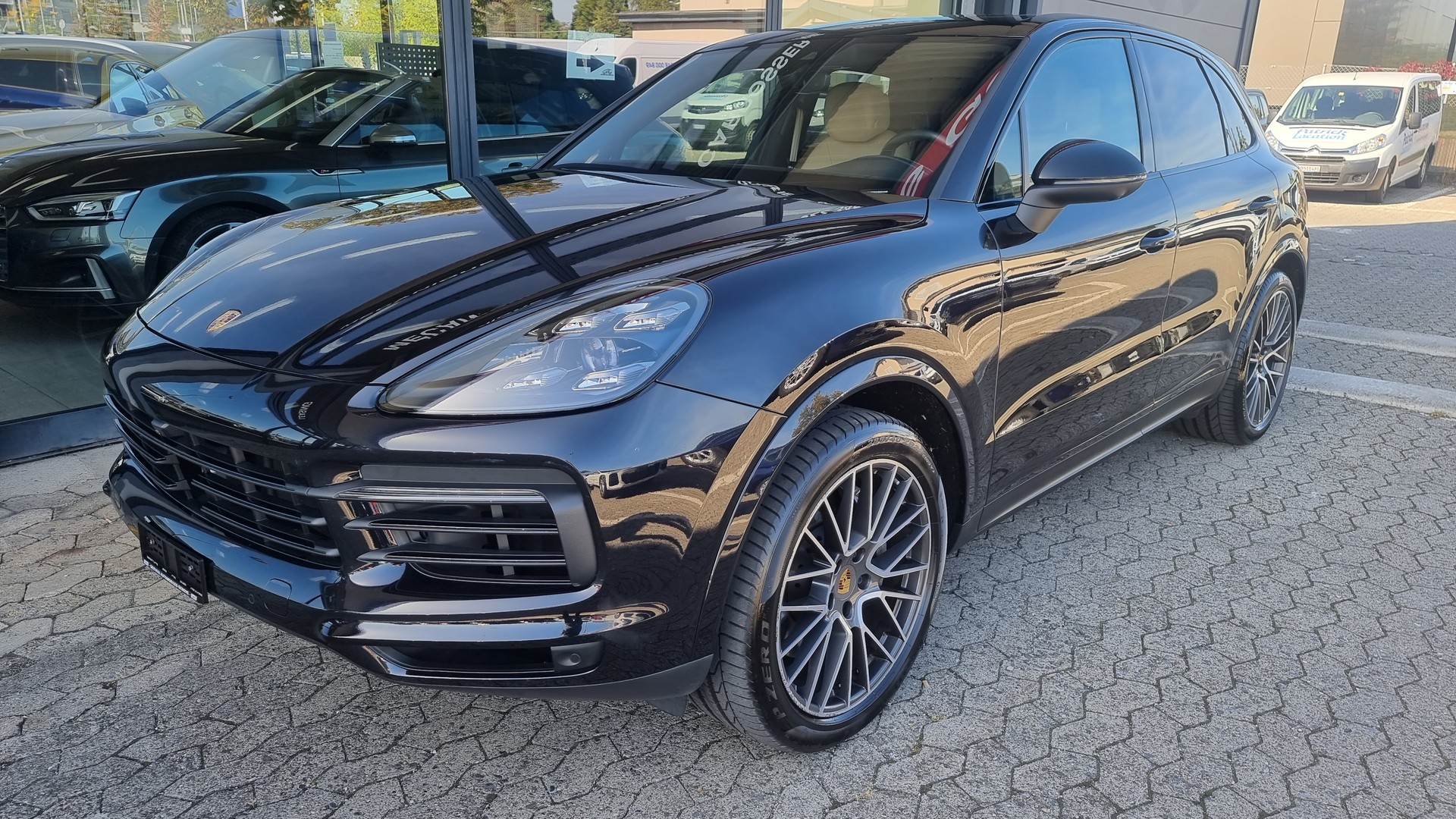 PORSCHE Cayenne S-showroom-element-3