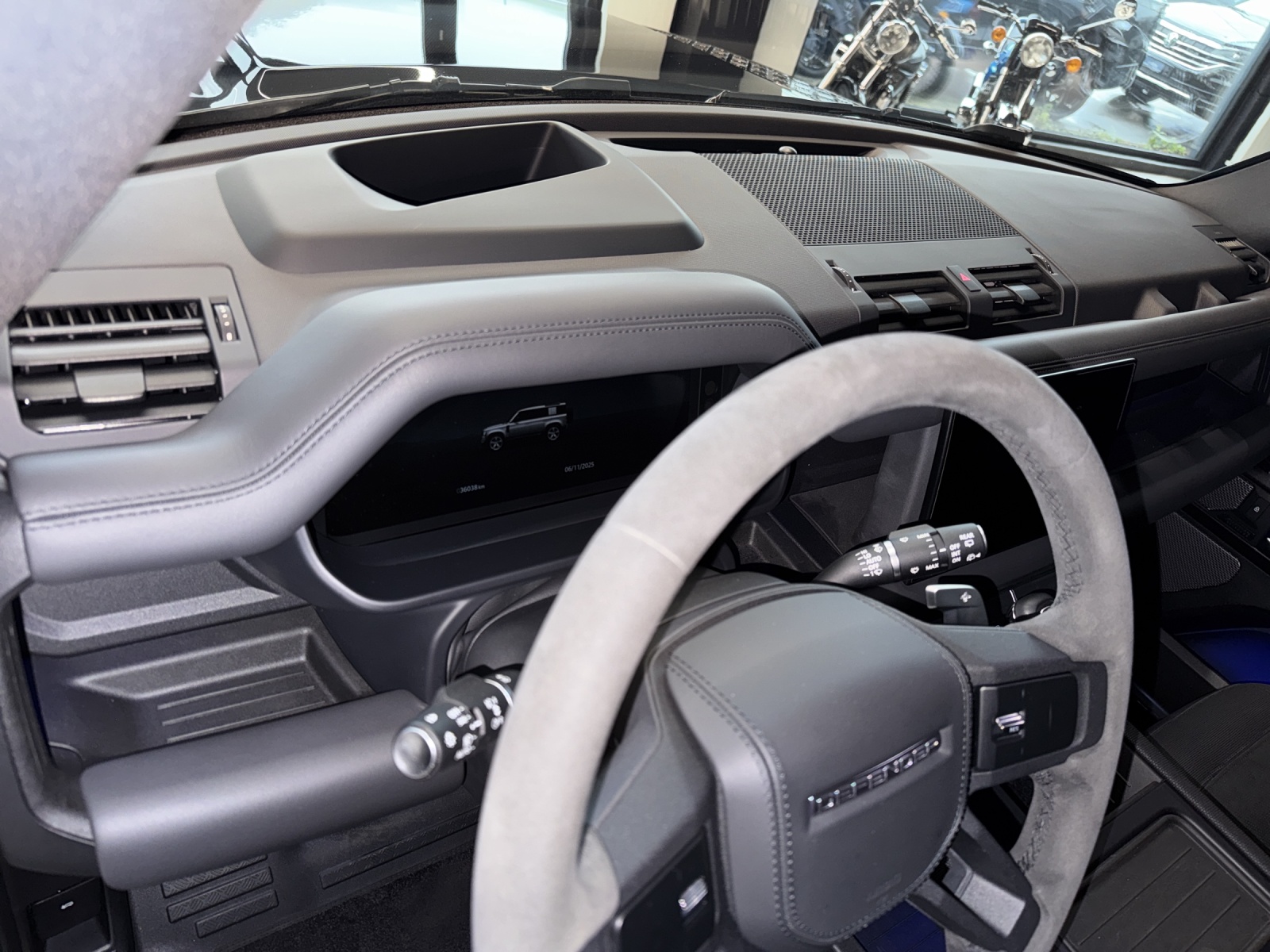 LAND ROVER Defender 110 525 V8 5.0 AT8-image-16