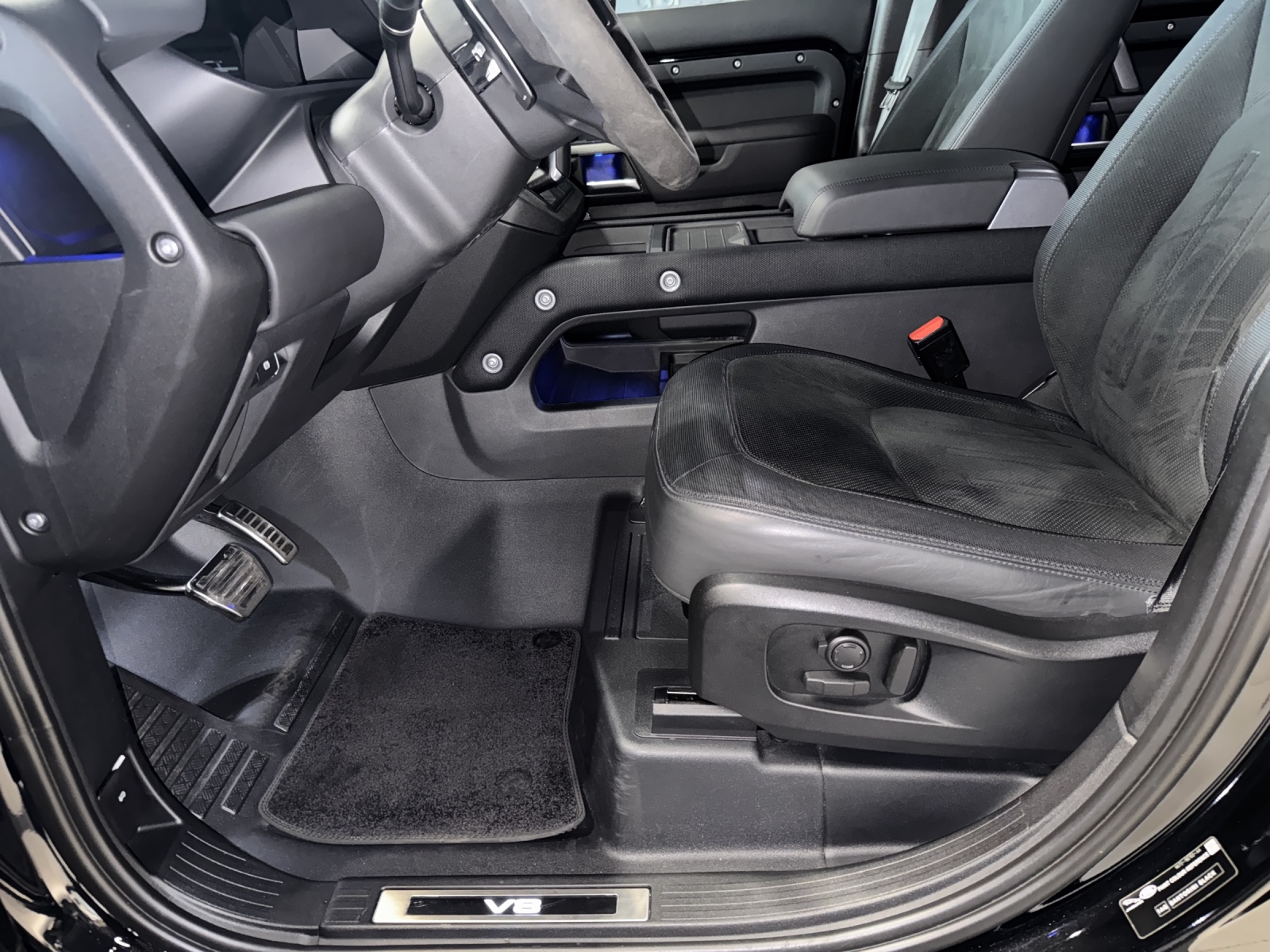 LAND ROVER Defender 110 525 V8 5.0 AT8-image-17