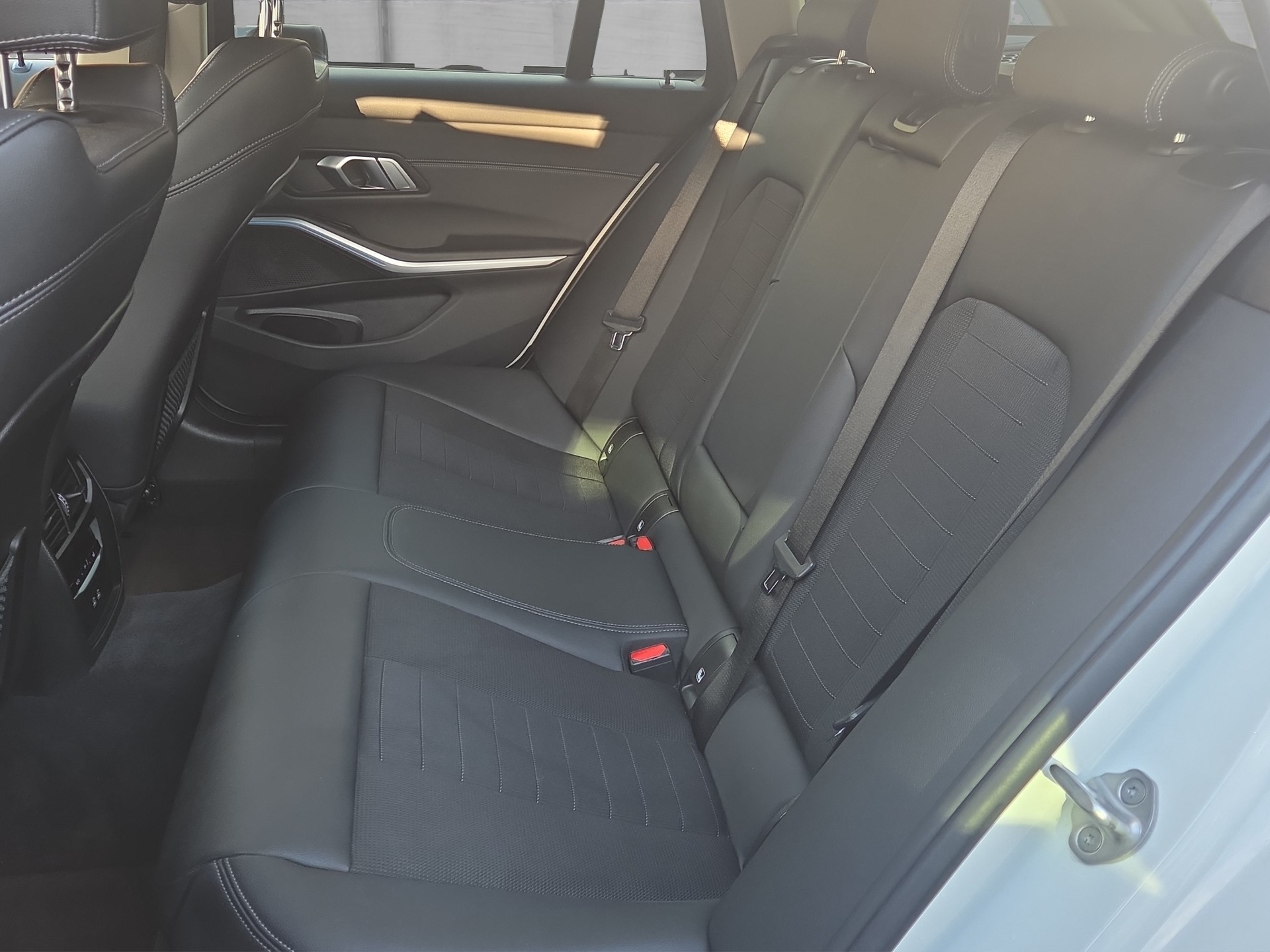 BMW 320d xDrive 48V Touring Steptronic-image-12