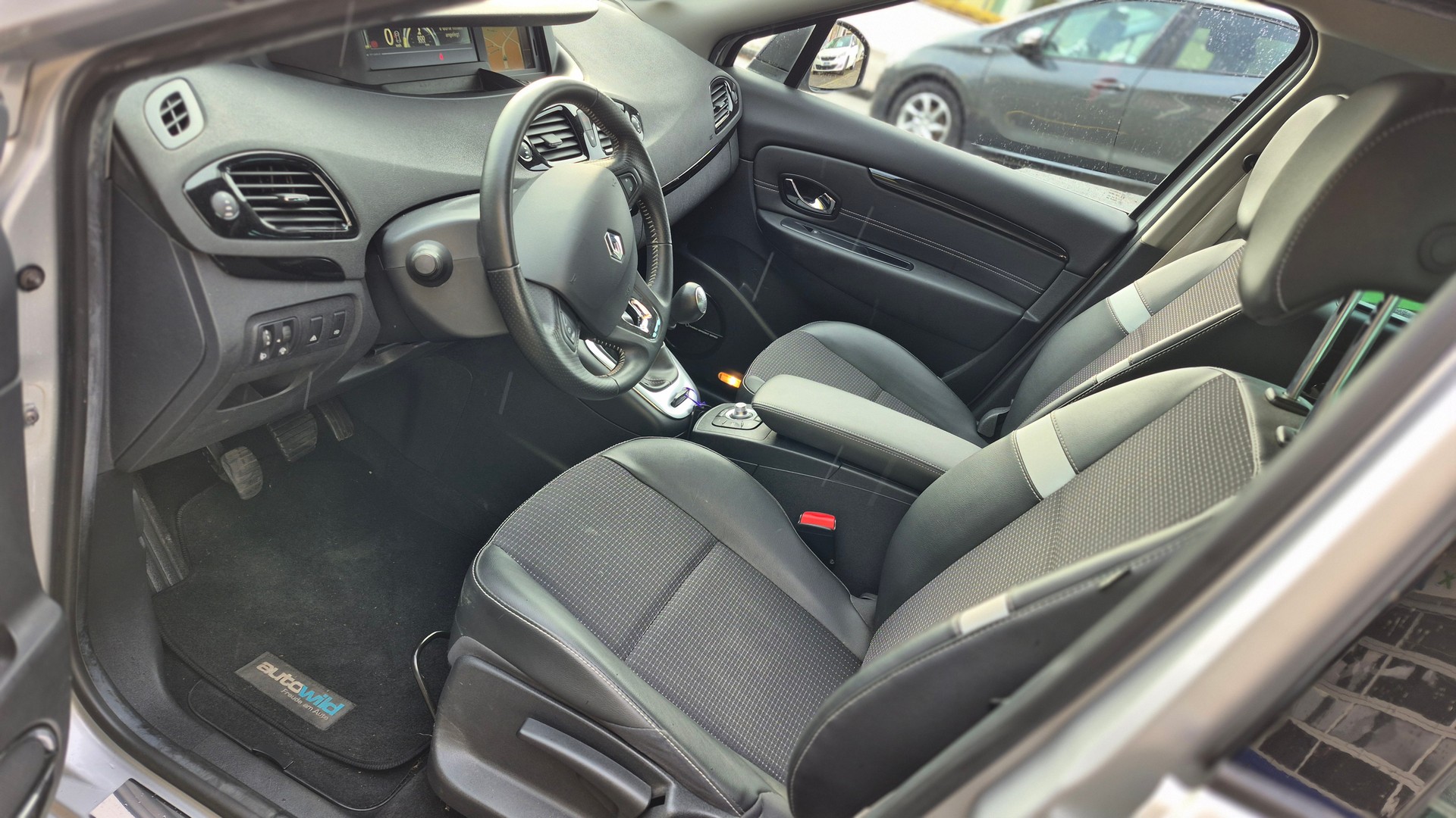 RENAULT Scénic 1.2 16V Turbo Swiss Edition-image-6
