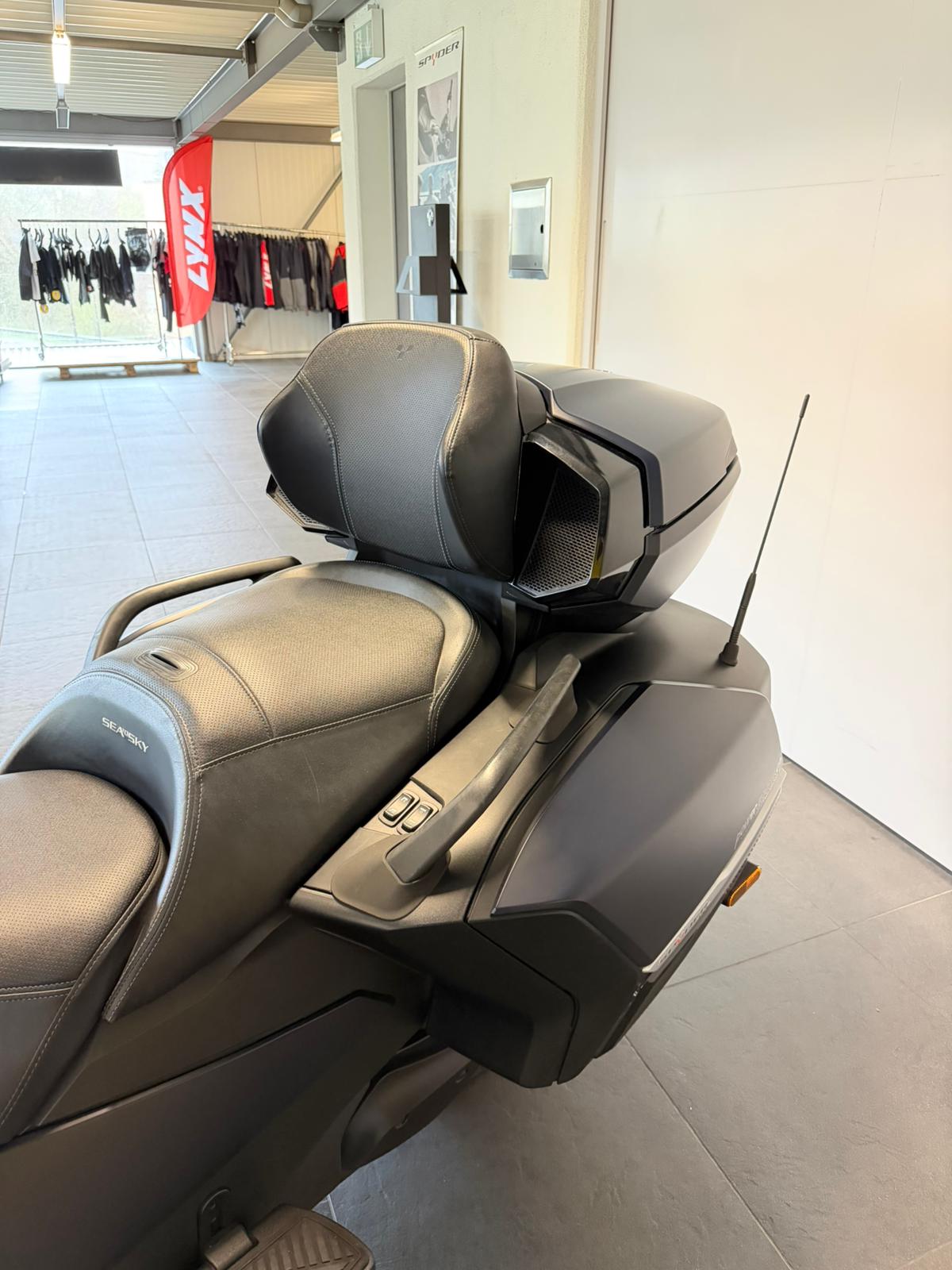 CAN-AM Spyder RT-LTD Sea Sky Edition SE6-image-9