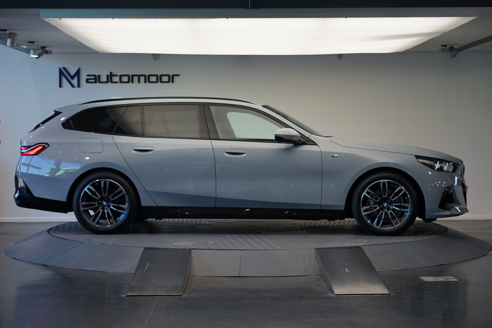 BMW 540d xDrive 48V Touring M Sport Steptronic *Standheizung* *AHK* *B&W* *Carbon*-showroom-element-3