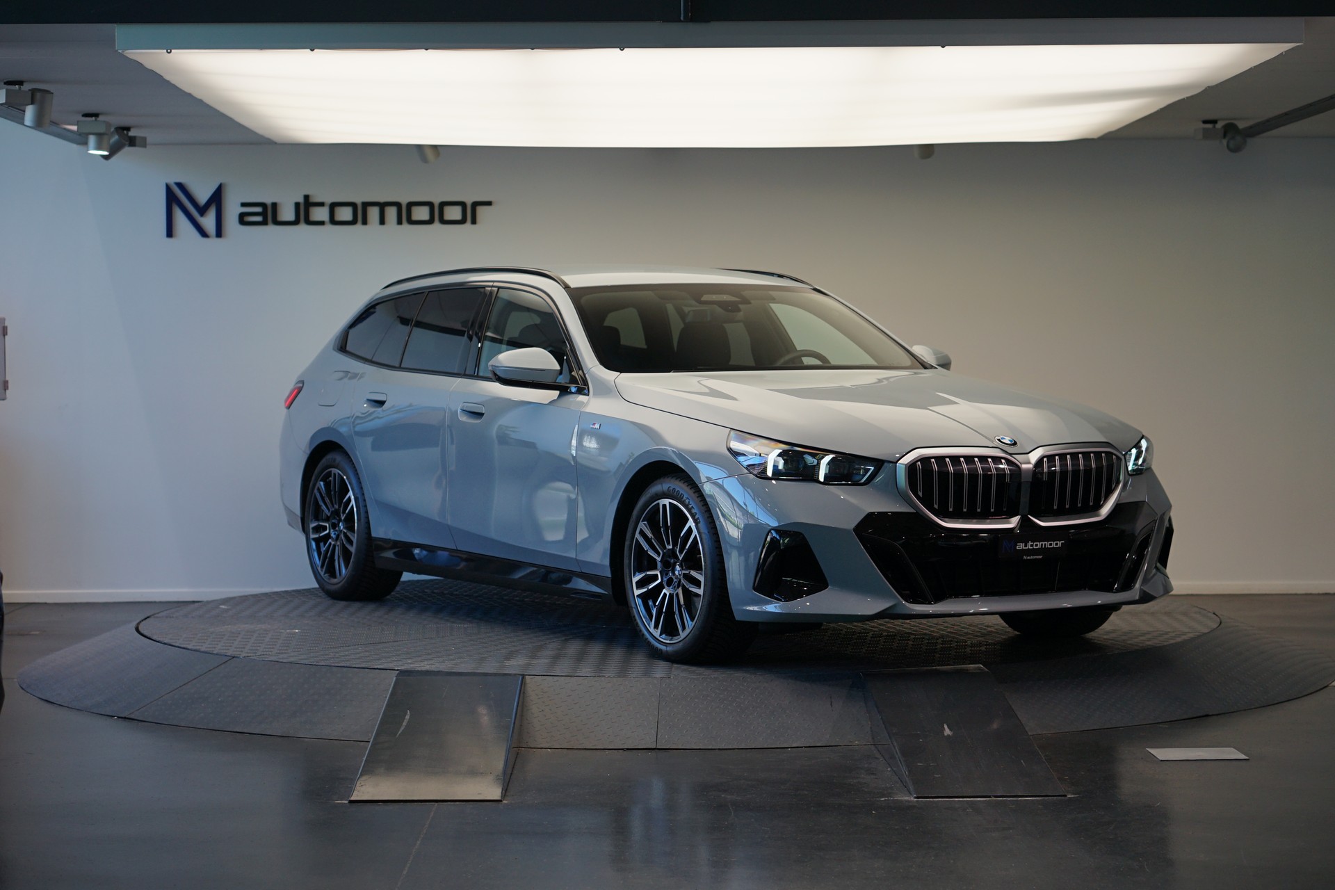 BMW 540d xDrive 48V Touring M Sport Steptronic *Standheizung* *AHK* *B&W* *Carbon*-showroom-element-2