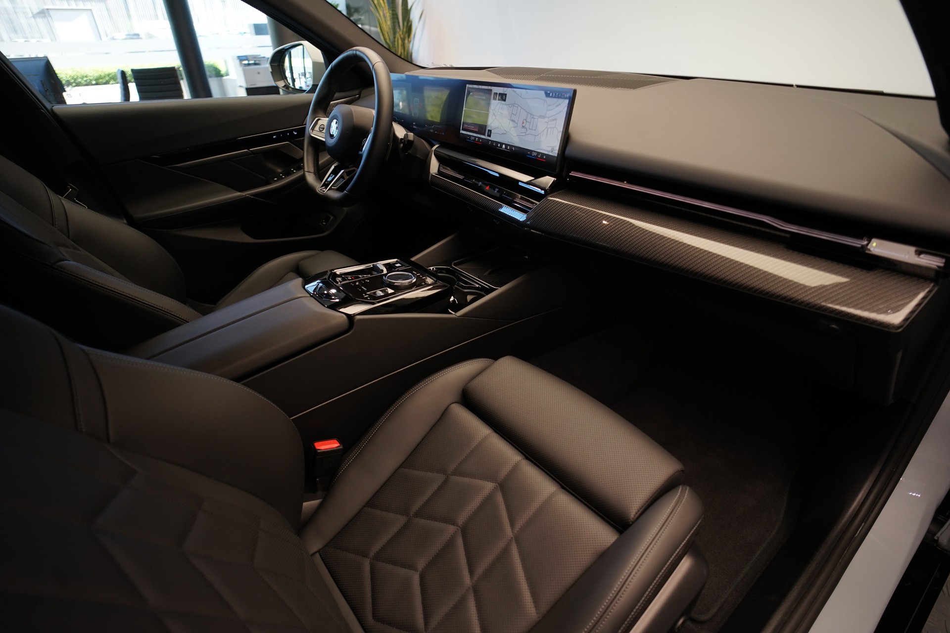 BMW 540d xDrive 48V Touring M Sport Steptronic *Standheizung* *AHK* *B&W* *Carbon*-image-15