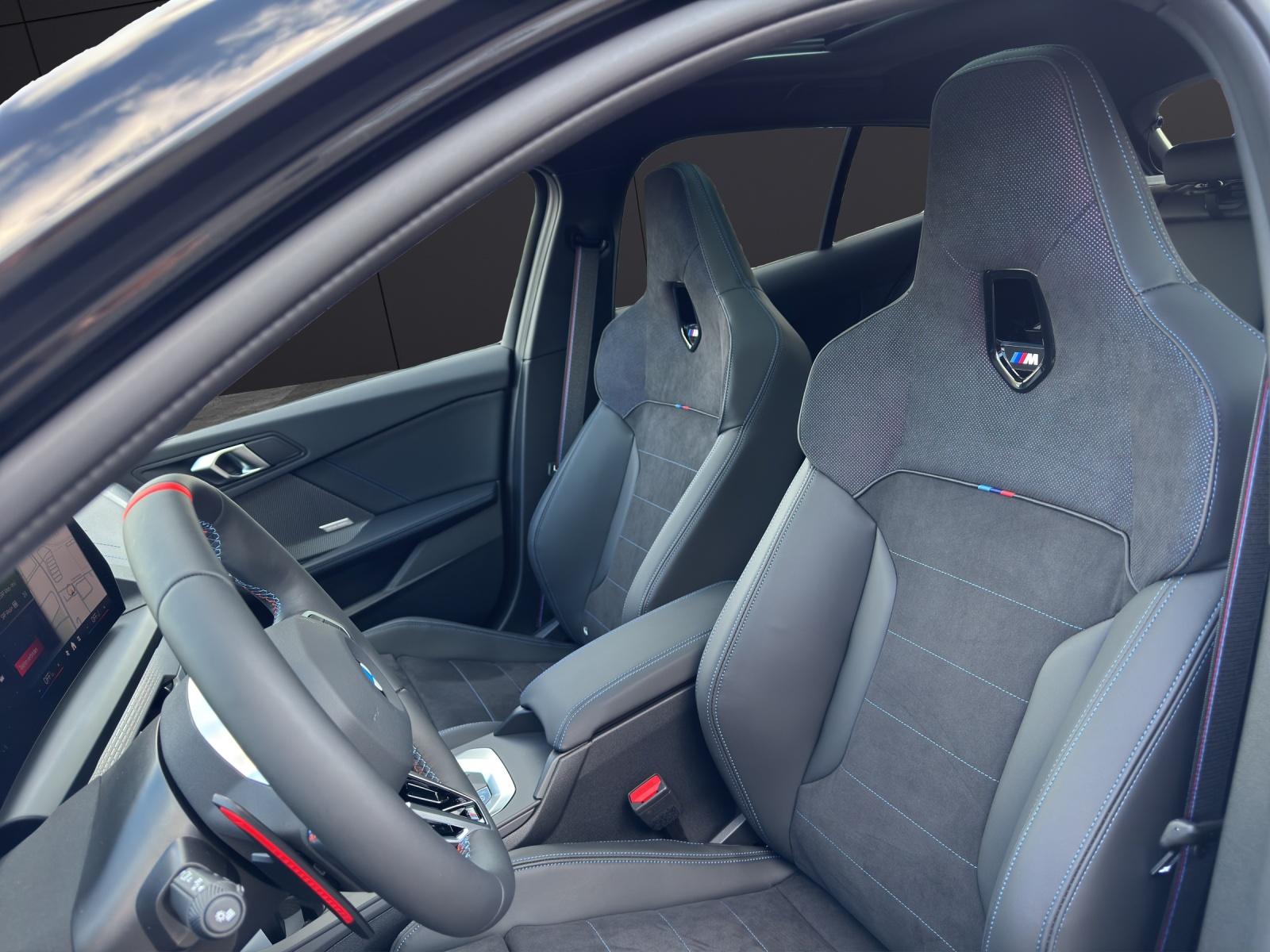 BMW M135i xDrive-showroom-element-1