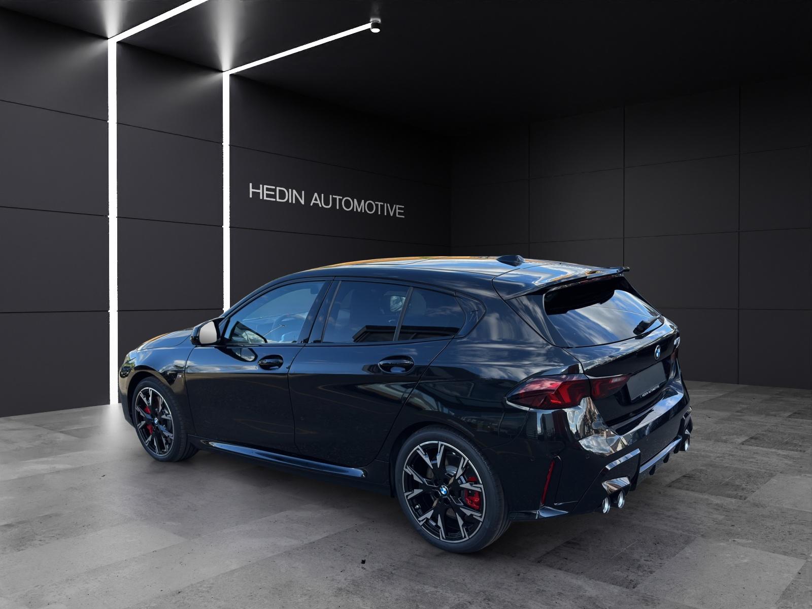 BMW M135i xDrive-showroom-element-3