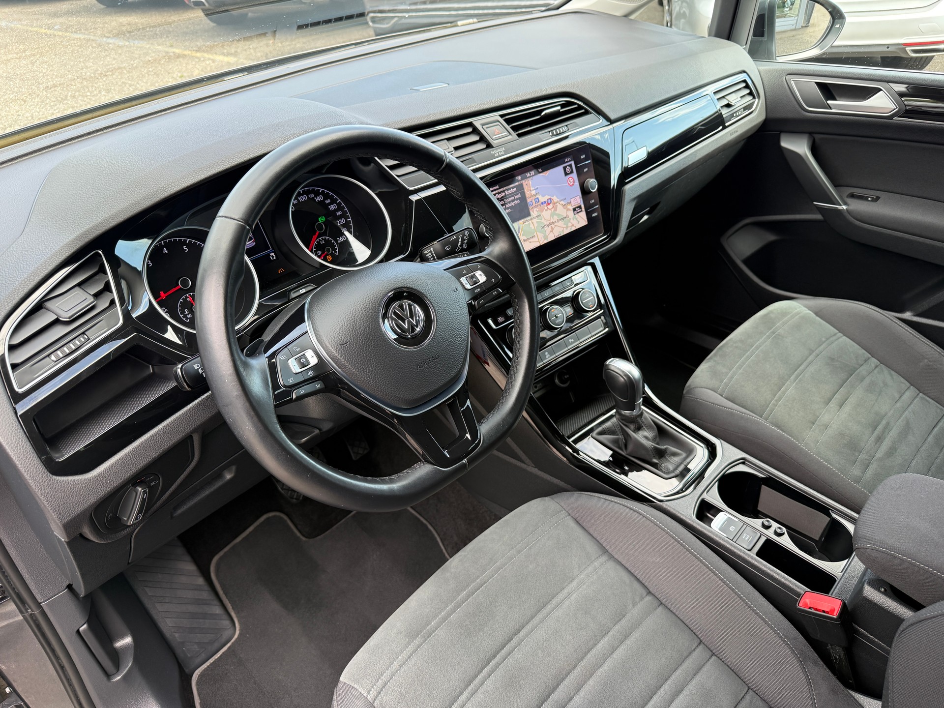 VW Touran 1.5 TSI EVO Highline DSG ***DISTANZREGELUNG***-image-8
