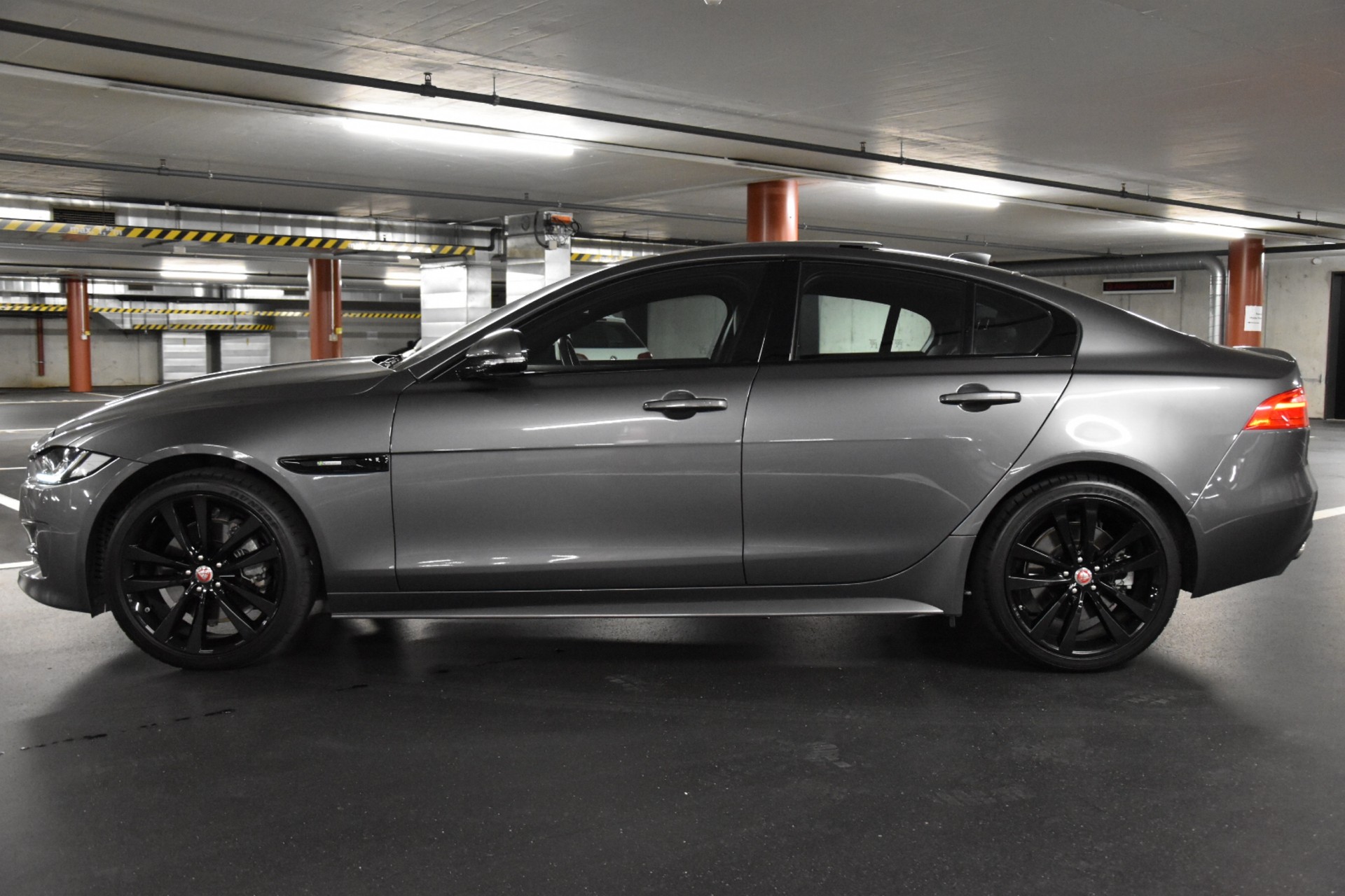 JAGUAR XE 20d R-Sport AWD Automat-image-4