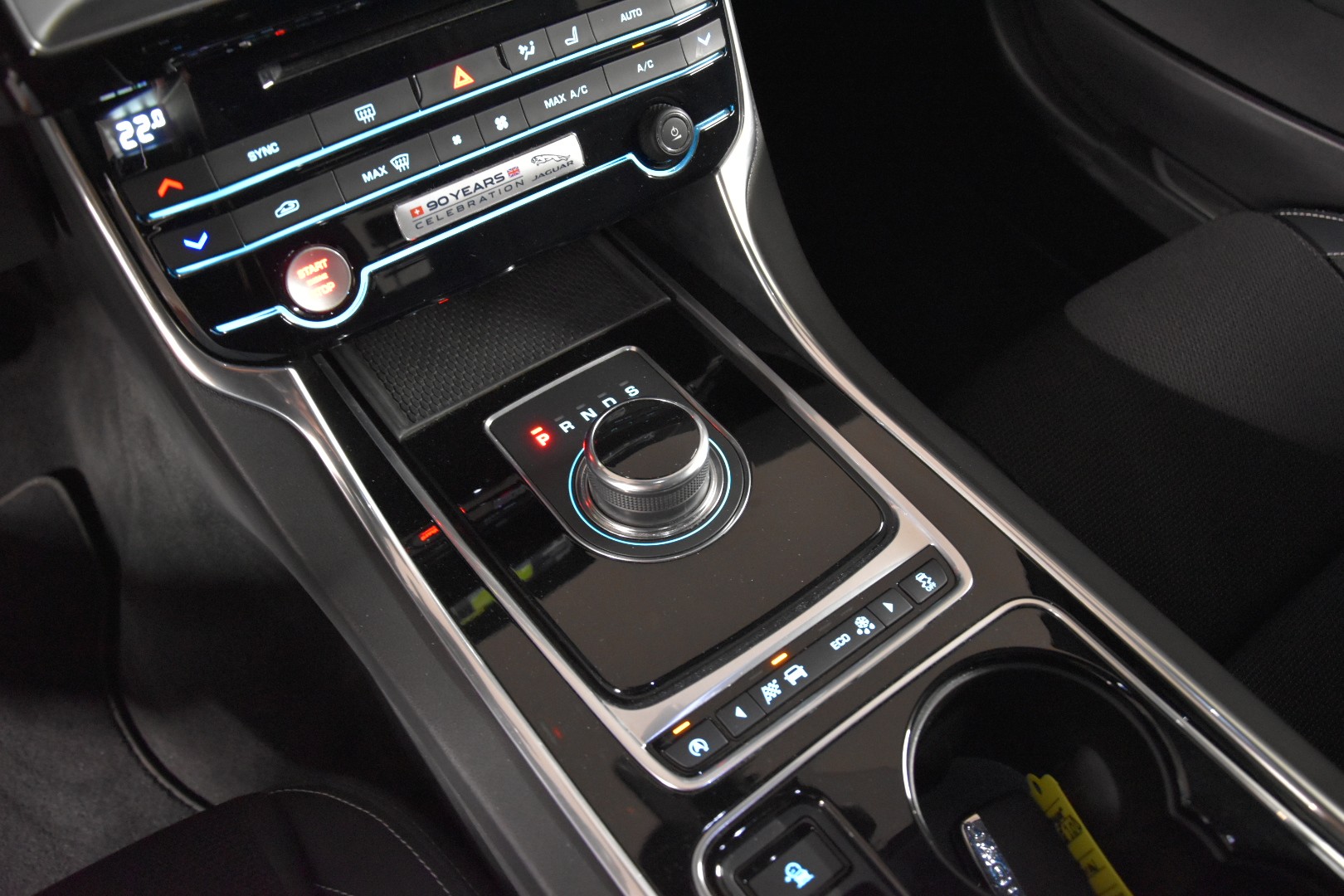 JAGUAR XE 20d R-Sport AWD Automat-image-24