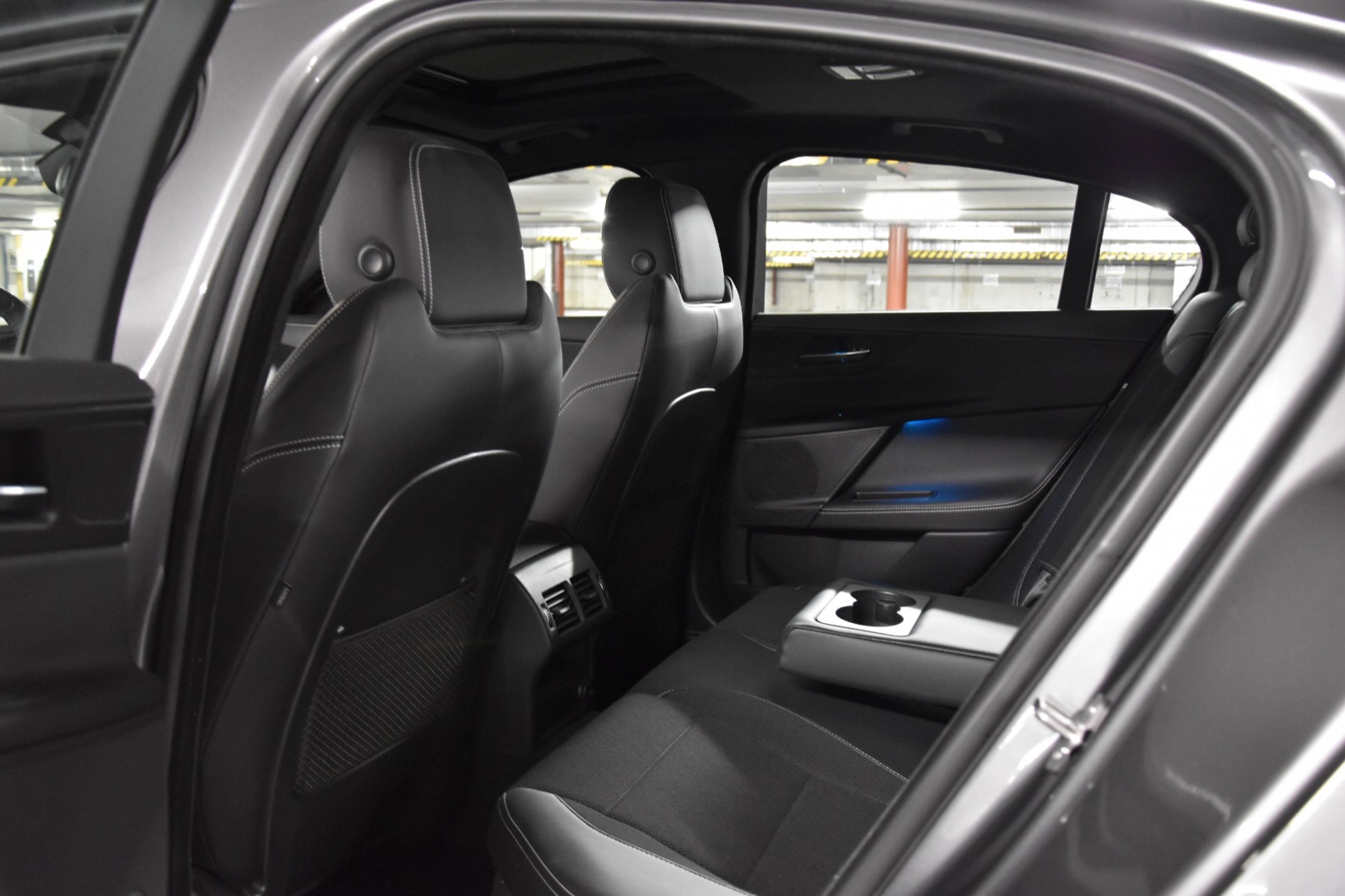 JAGUAR XE 20d R-Sport AWD Automat-image-28