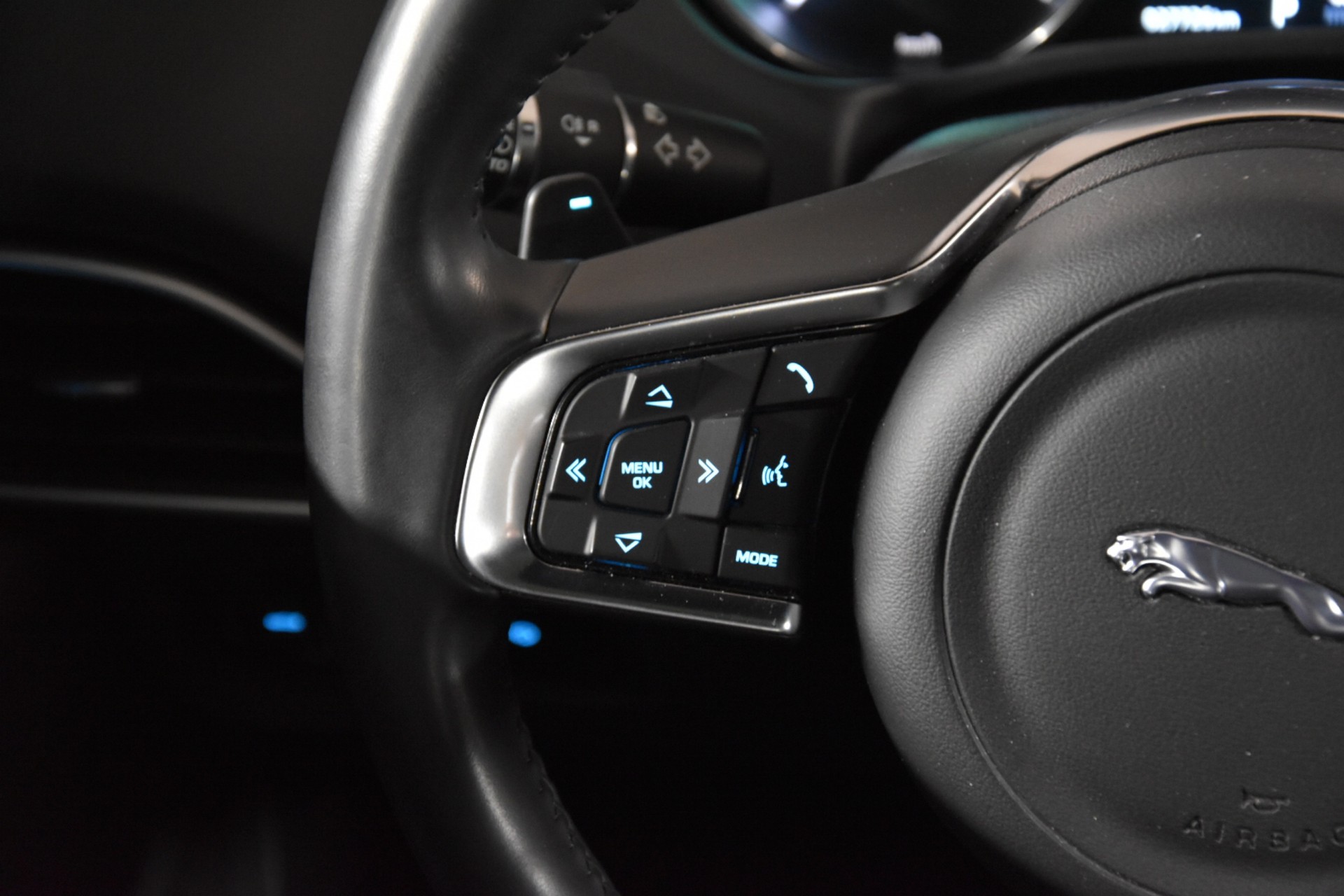 JAGUAR XE 20d R-Sport AWD Automat-image-17