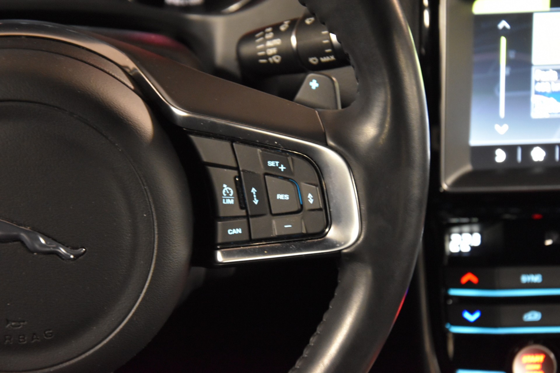JAGUAR XE 20d R-Sport AWD Automat-image-18