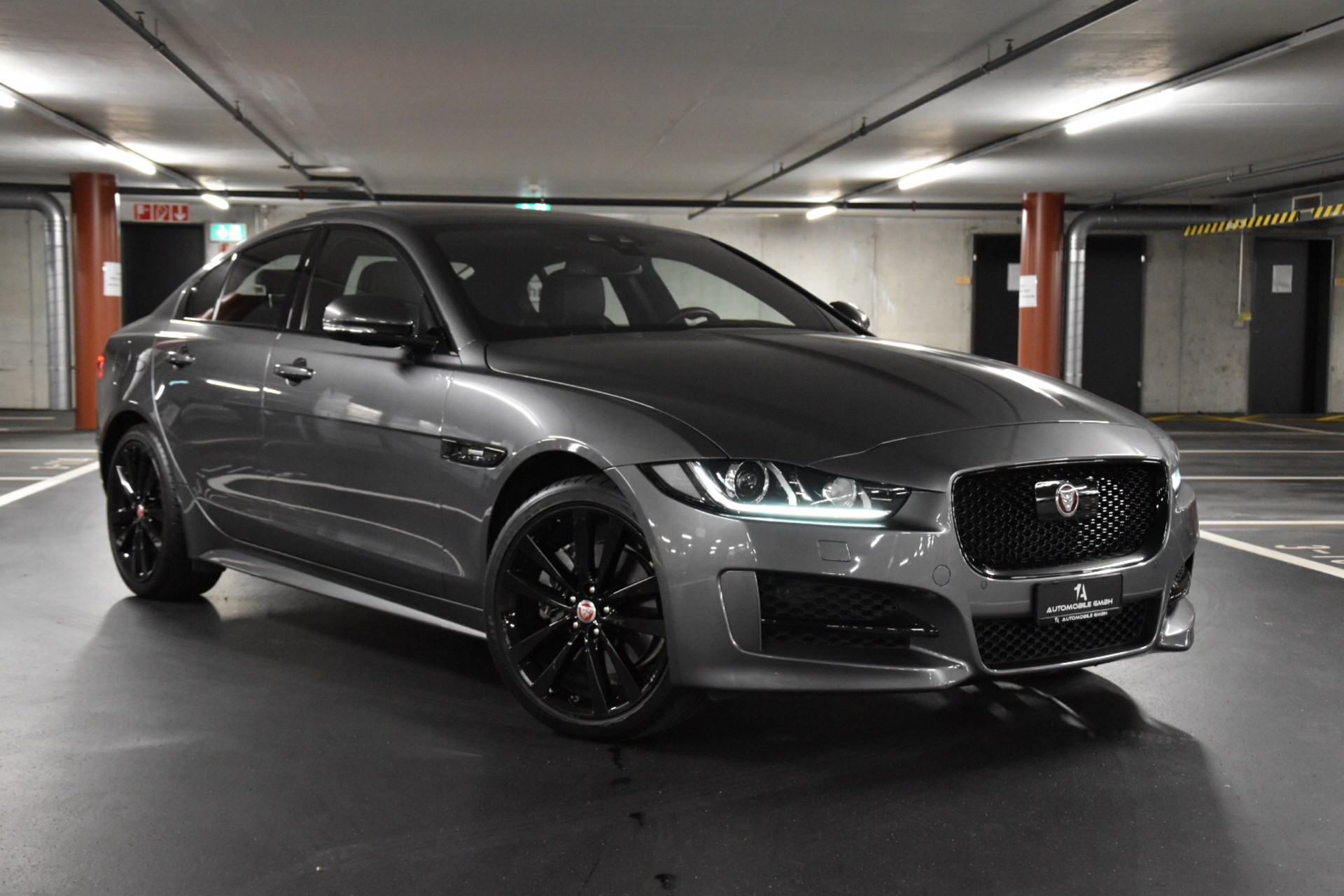JAGUAR XE 20d R-Sport AWD Automat-image-11
