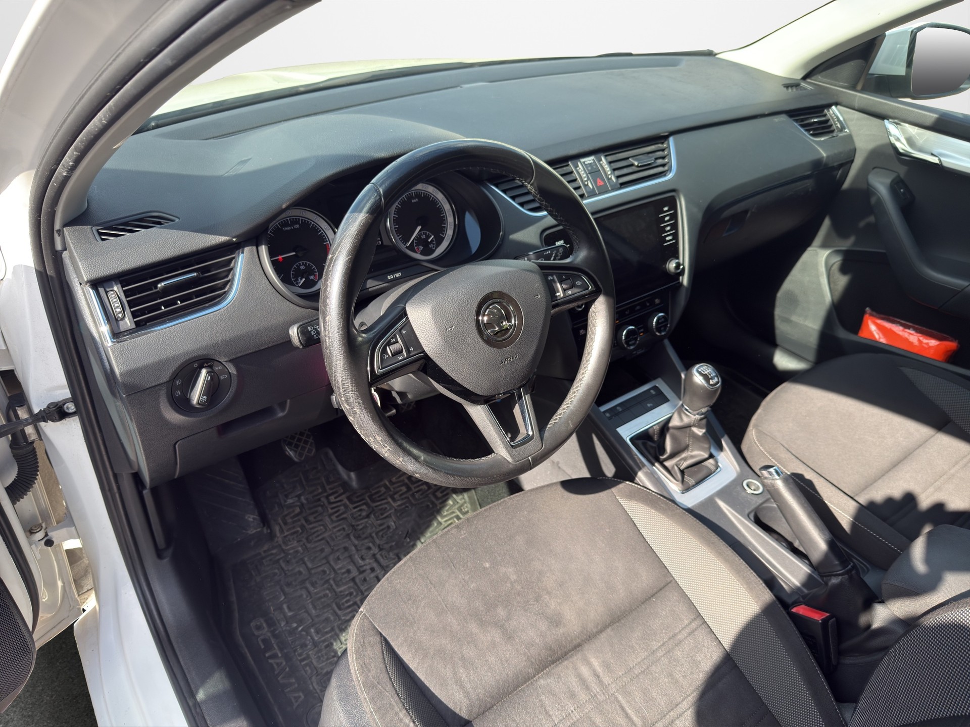 SKODA Octavia Combi 1.6 TDI Ambition 4x4-image-10