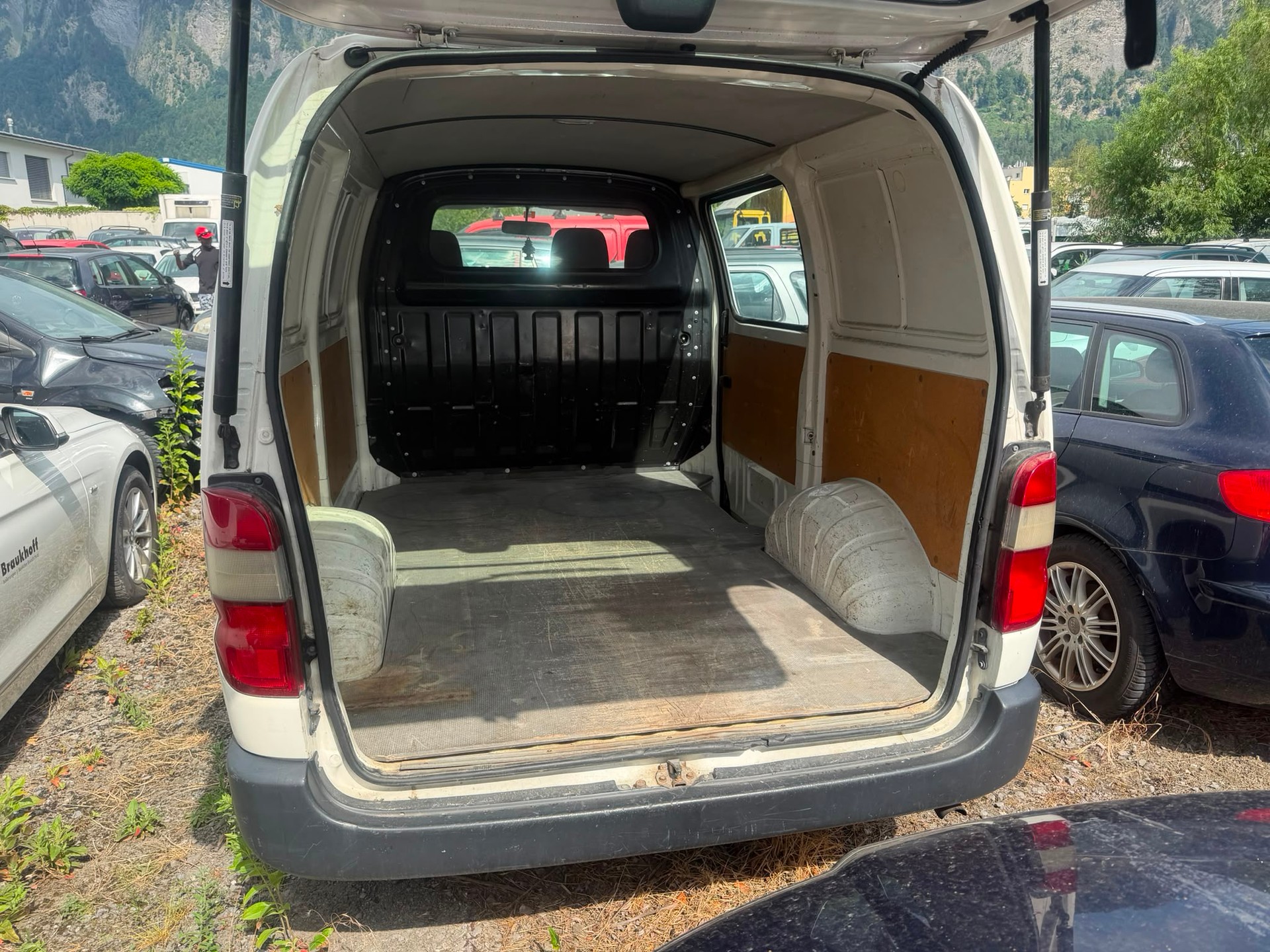 TOYOTA Hiace D-4D Van SWB-image-4
