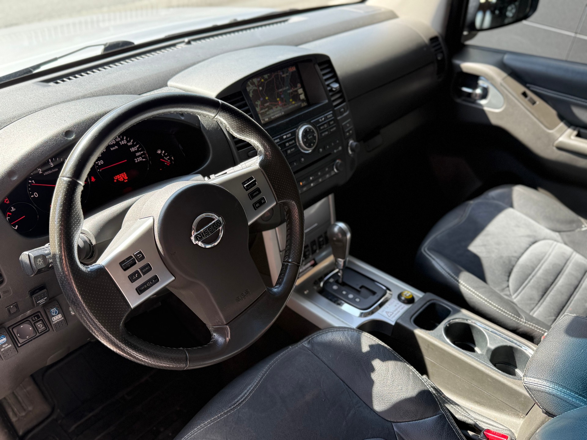 NISSAN Navara V6 Double Cab LE EVO 3.0 dCi 4WD Automat-image-8