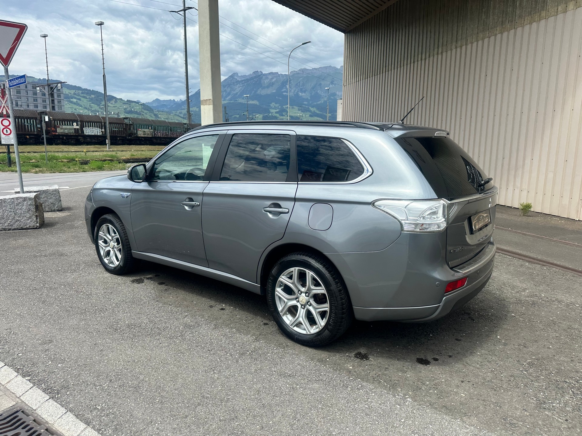 MITSUBISHI Outlander 2.0 PHEV Navigator eAssist-image-4