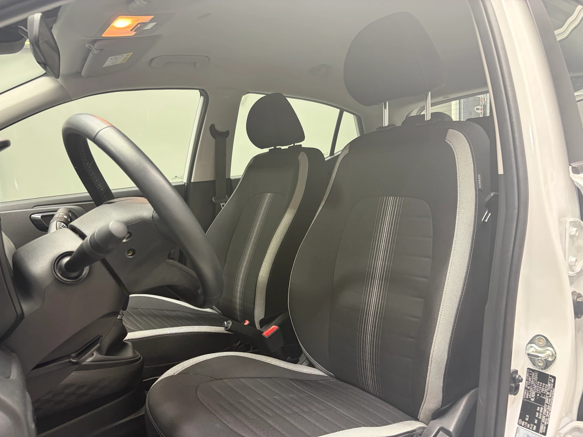 HYUNDAI i10 1.0 Origo - 1ère main-image-8