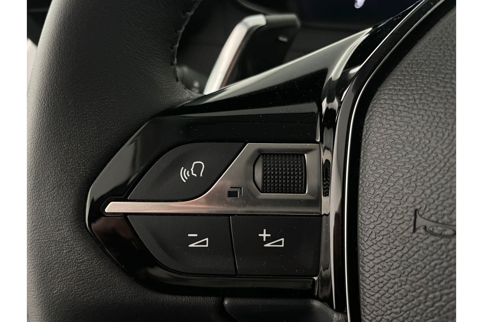 PEUGEOT 208 1.2 Hybrid Allure-image-15