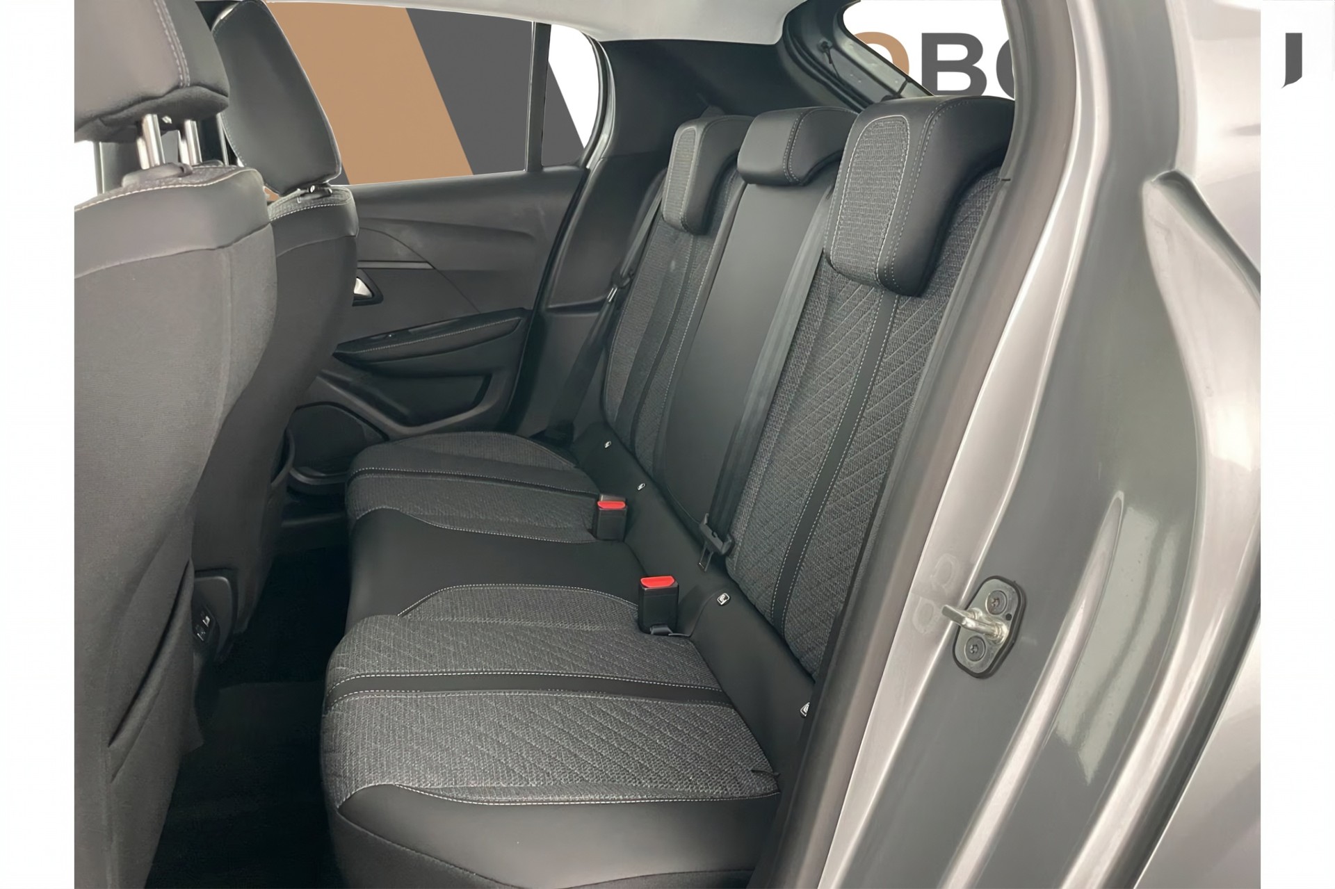 PEUGEOT 208 1.2 Hybrid Allure-image-50