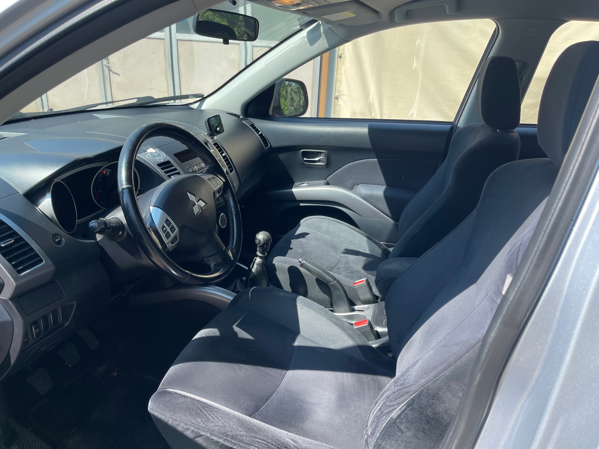 MITSUBISHI Outlander 2.0 DID Instyle 4WD-image-11
