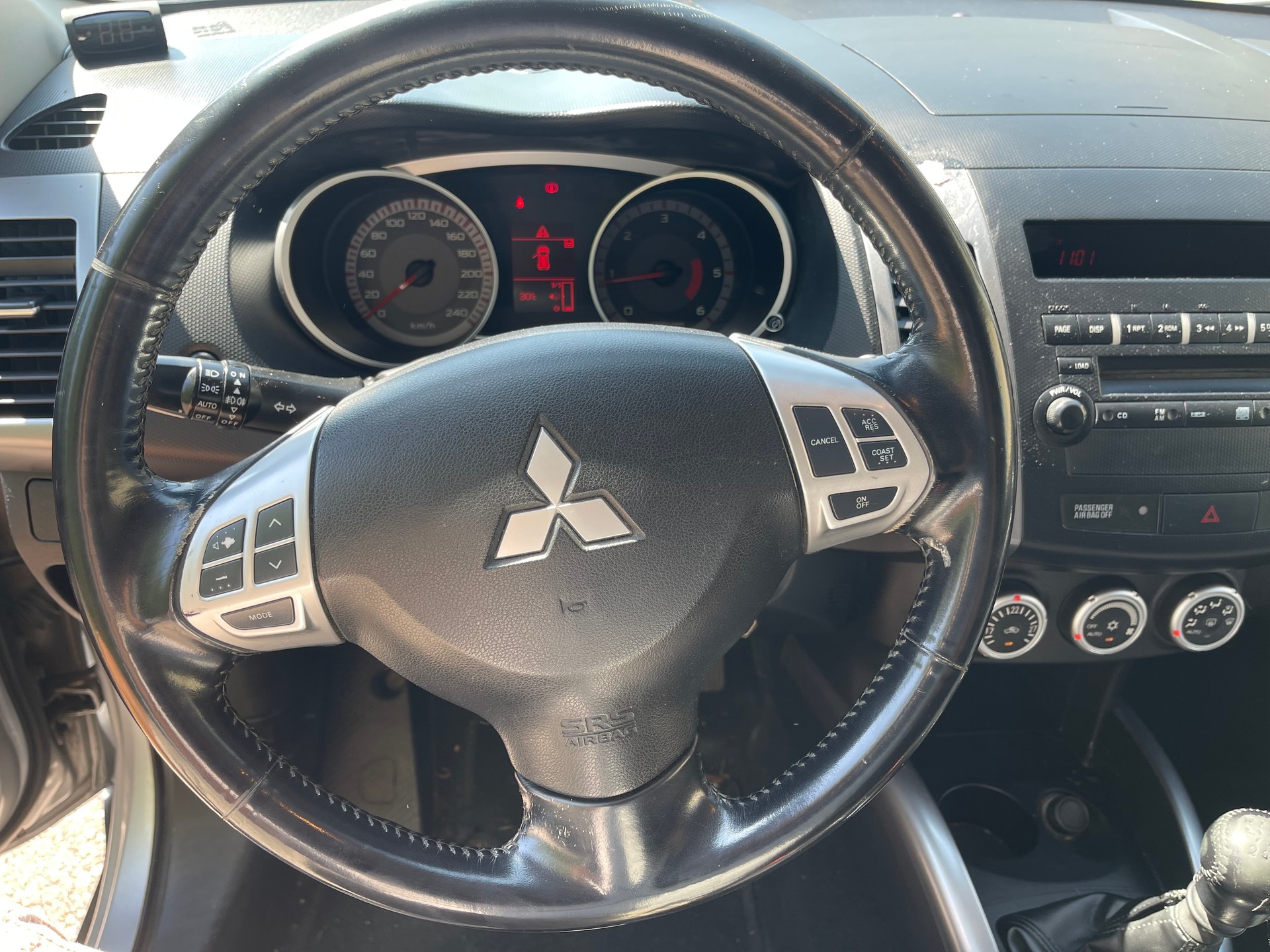 MITSUBISHI Outlander 2.0 DID Instyle 4WD-image-9