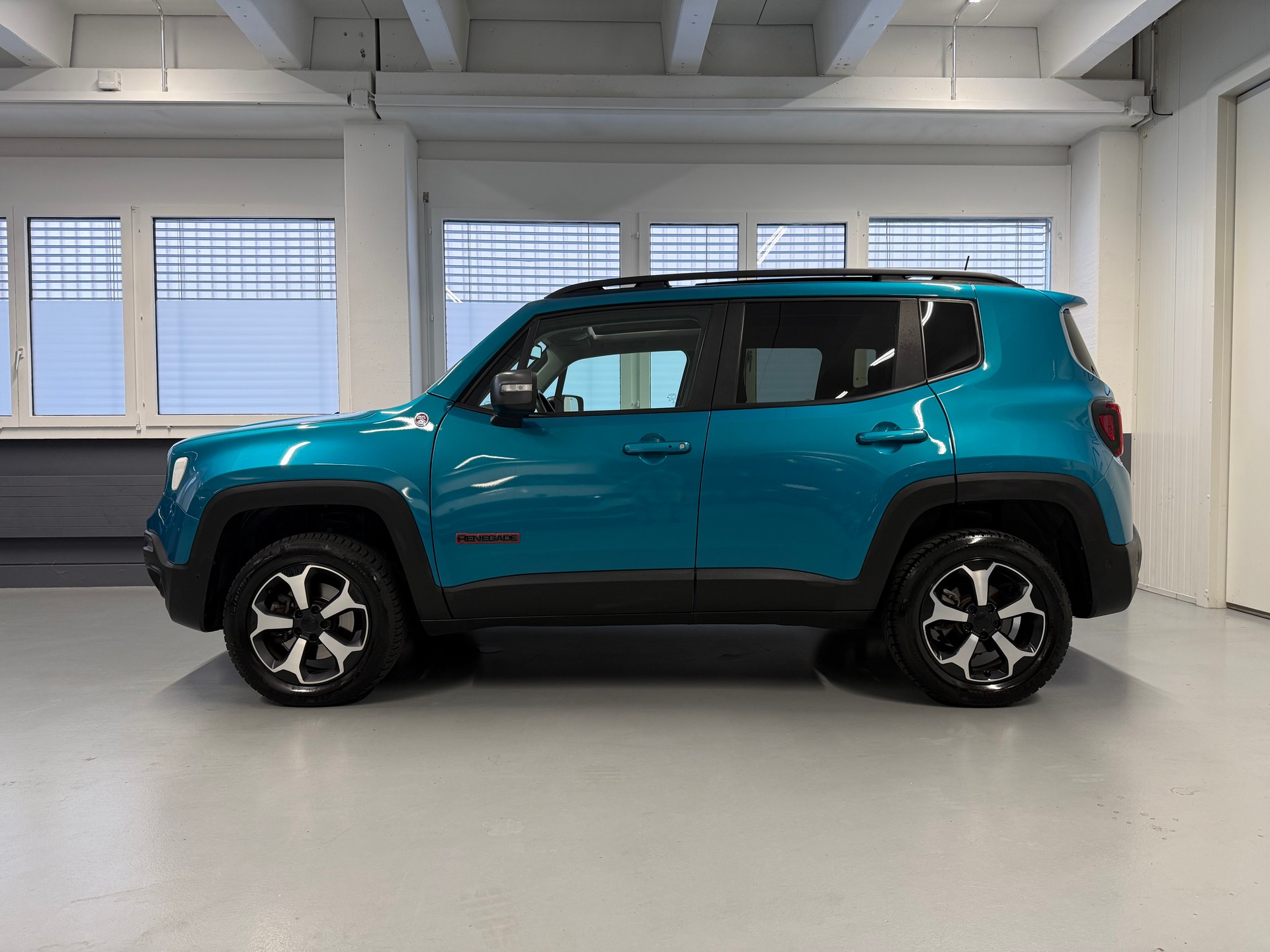JEEP Renegade 2.0 MJ Trailhawk AWD + Low Range 9ATX-showroom-element-2