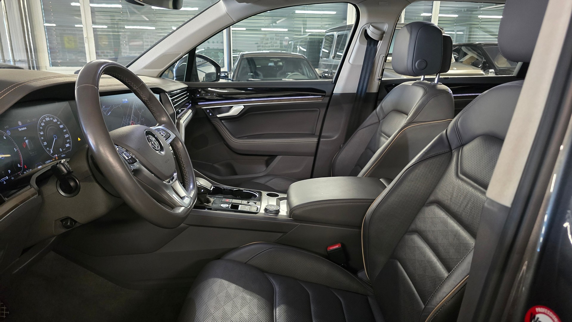 VW Touareg 3.0 TDI Elegance Tiptronic-image-14