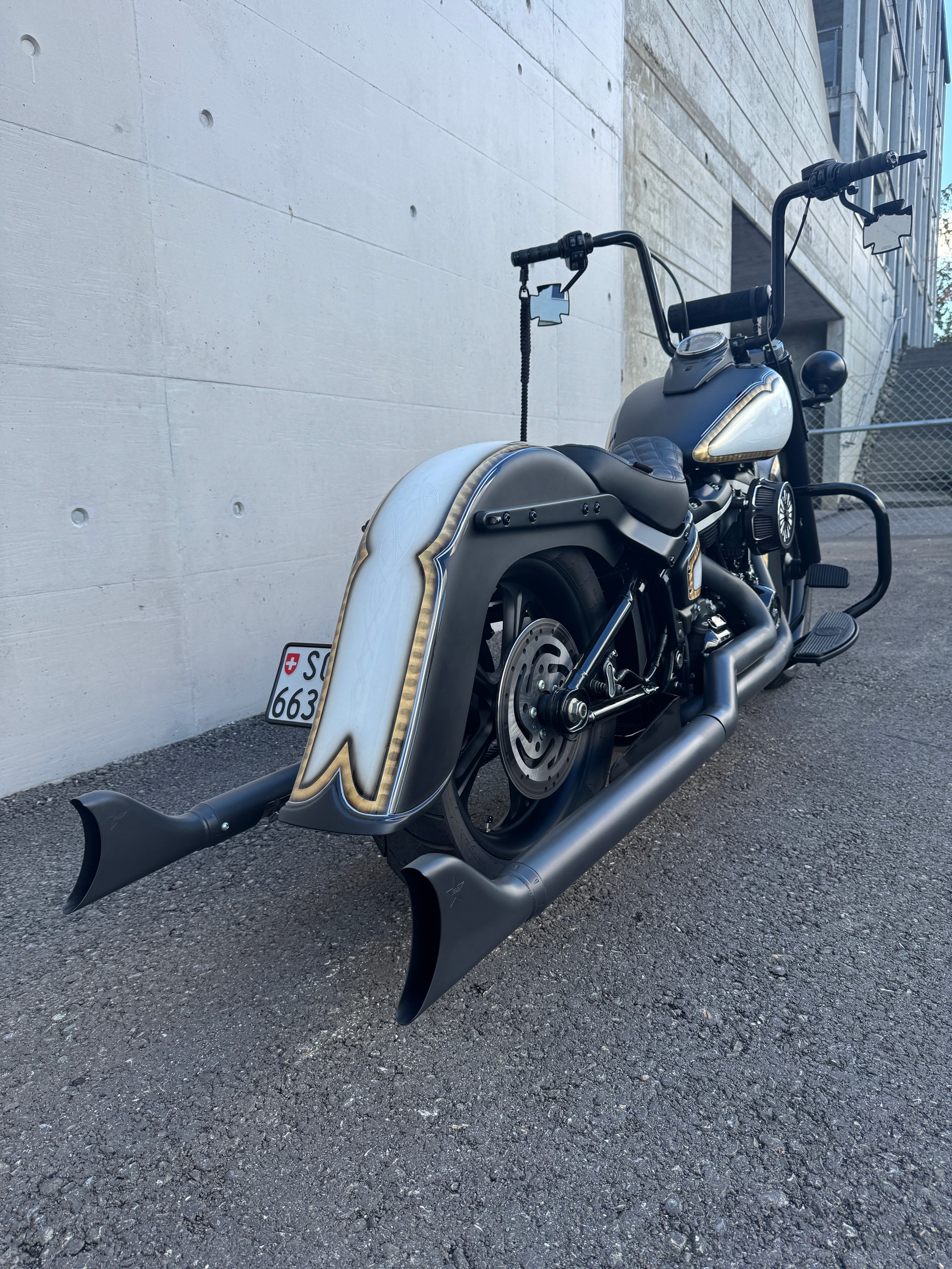 HARLEY-DAVIDSON FXST Softail 107 Chicano im Clubstyle-image-12