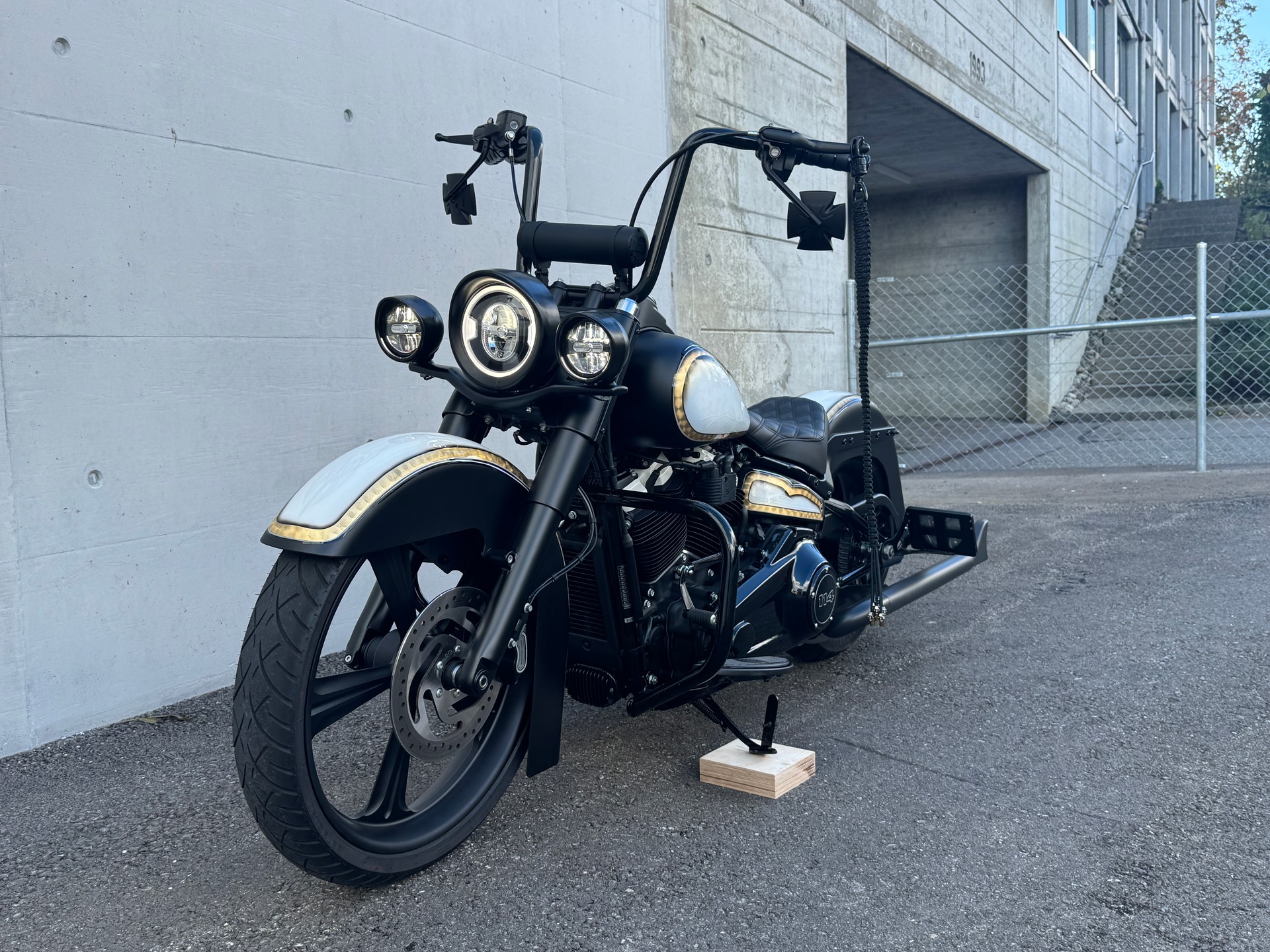 HARLEY-DAVIDSON FXST Softail 107 Chicano im Clubstyle-image-1