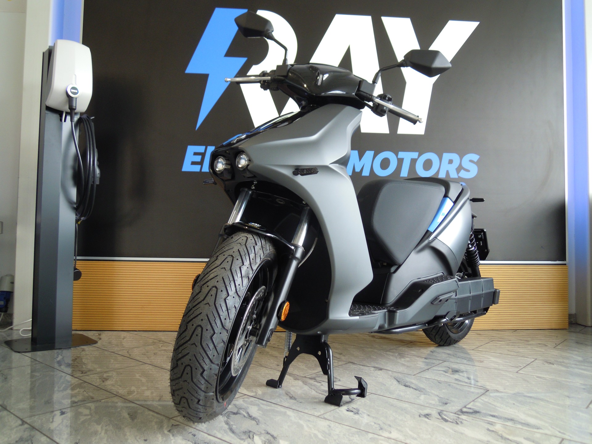 RAY Ray 7.7 1.8 KW Charger-image-1