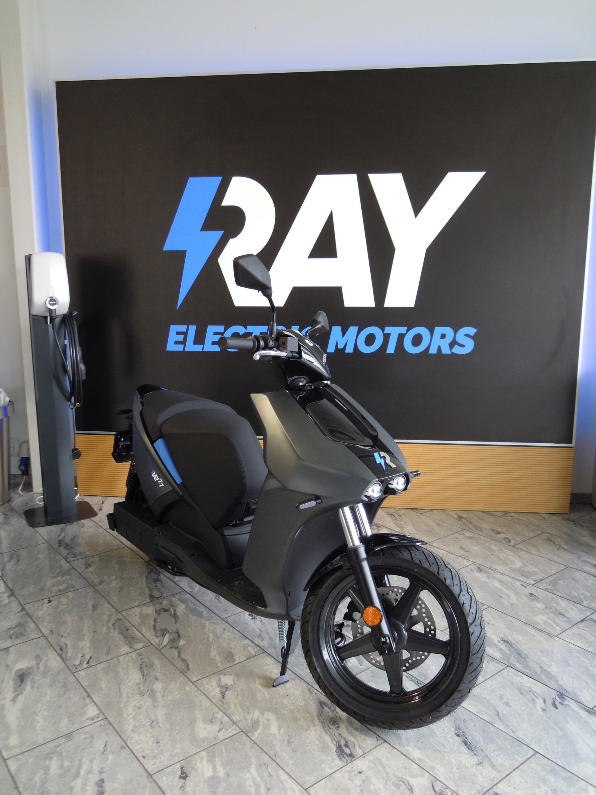 RAY Ray 7.7 1.8 KW Charger-image-4