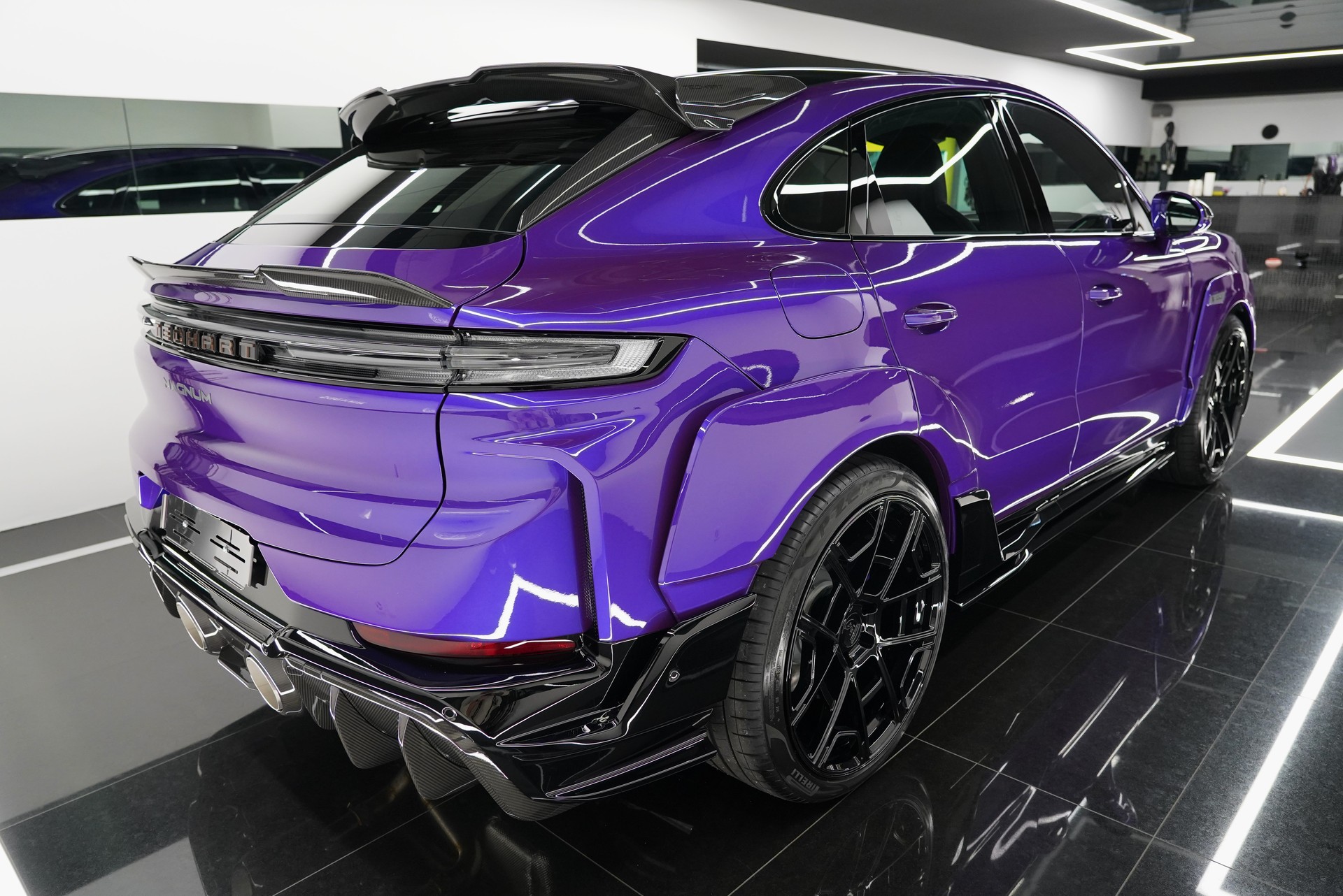 PORSCHE CayenneCoupé T E-Hybrid-showroom-element-3