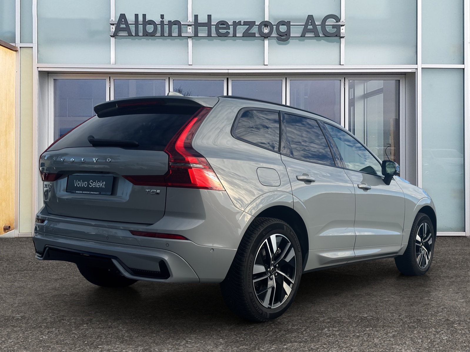 VOLVO XC60 2.0 T8 TE Plus Dark eAWD-showroom-element-3