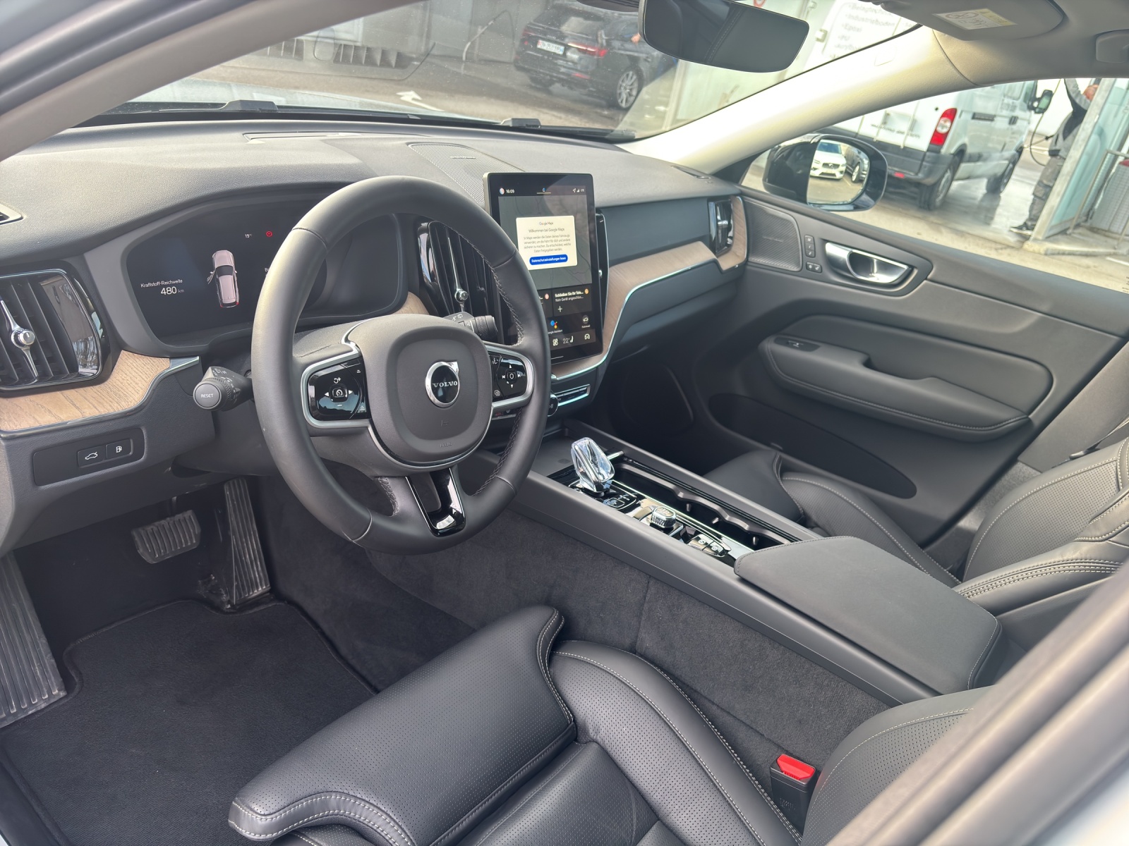 VOLVO XC60 2.0 T8 TE Plus Dark eAWD-image-9