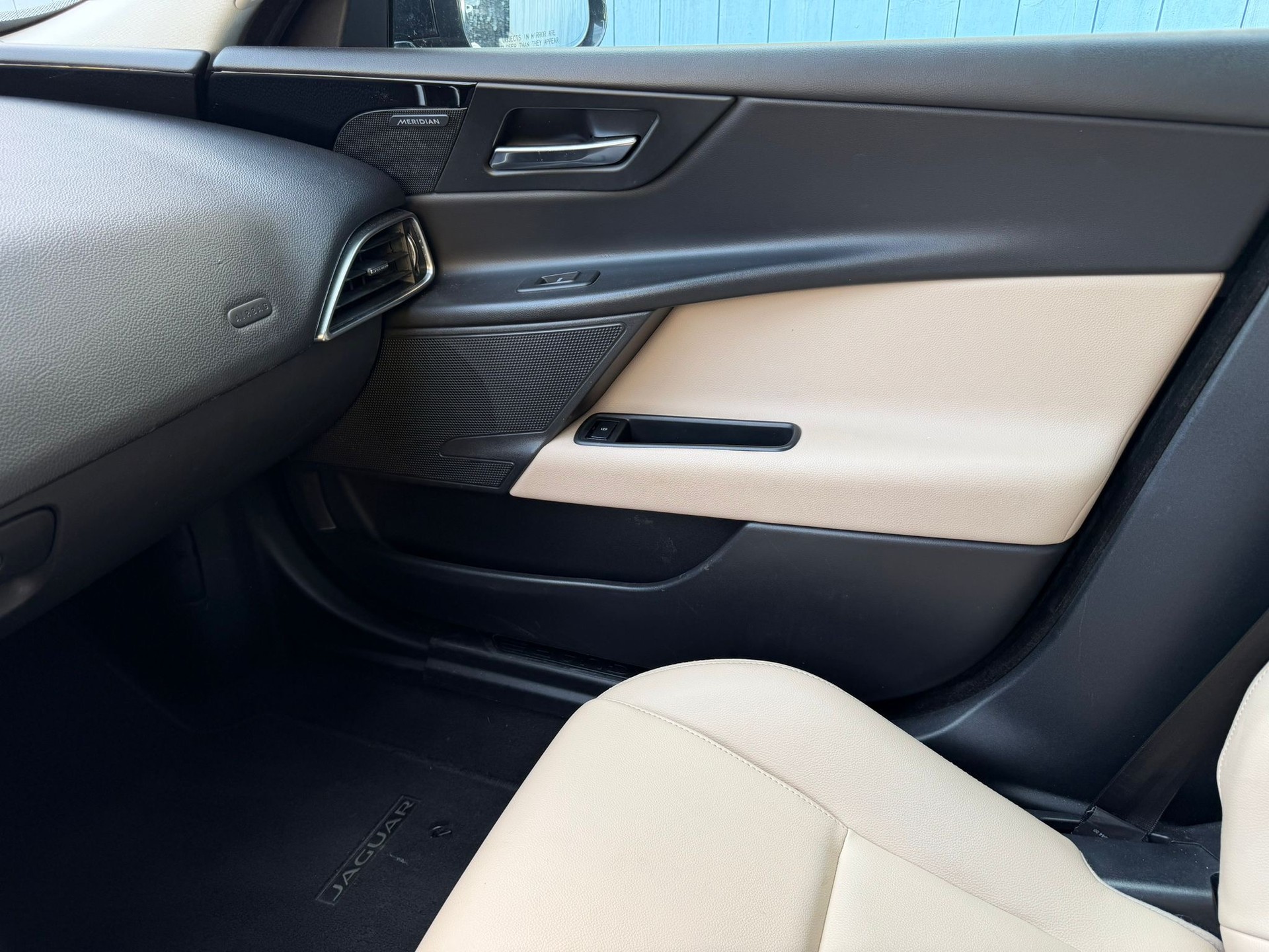 JAGUAR XE 20t 2.0 Prestige Automatic-image-13