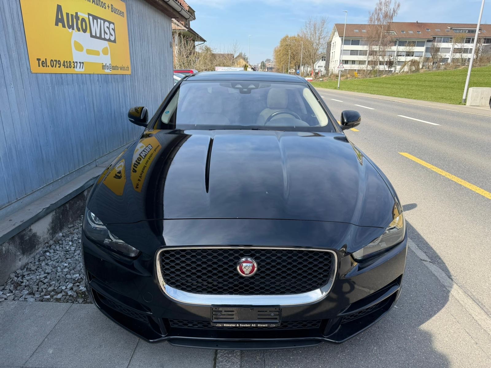 JAGUAR XE 20t 2.0 Prestige Automatic-showroom-element-2