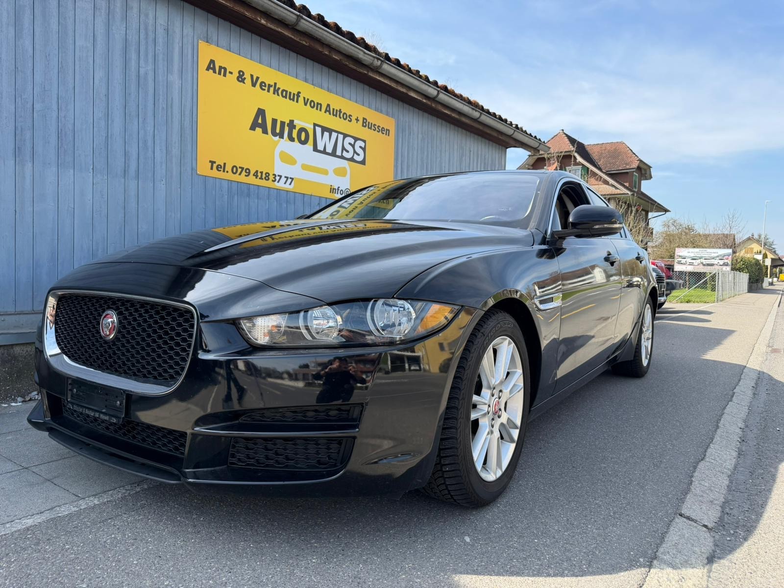 JAGUAR XE 20t 2.0 Prestige Automatic-showroom-element-3